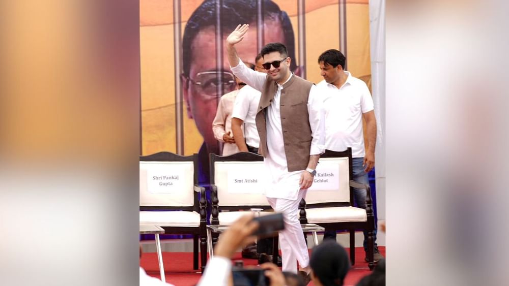 ਅੱਜ ਤੋਂ ਆਮ ਆਦਮੀ ਪਾਰਟੀ ਦੇ ਰਾਜ ਸਭਾ ਮੈਂਬਰ ਰਾਘਵ ਚੱਢਾ ਪੰਜਾਬ ਵਿੱਚ ਲੋਕ ਸਭਾ ਚੋਣ ਪ੍ਰਚਾਰ ਵਿੱਚ ਸਰਗਰਮ ਹੋ ਰਹੇ ਹਨ। ਚੱਢਾ ਅੱਜ ਦੁਪਹਿਰ 1 ਵਜੇ ਤੋਂ ਬਾਅਦ ਰੋਡ ਸ਼ੋਅ ਅਤੇ ਜਨ ਸਭਾਵਾਂ ਨੂੰ ਸੰਬੋਧਨ ਕਰਨਾ ਸ਼ੁਰੂ ਕਰਨਗੇ।
