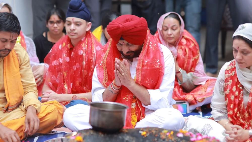 ਰਵਨੀਤ ਸਿੰਘ ਬਿੱਟੂ ਦਾ ਜਨਮ 10 ਸਤੰਬਰ 1975 ਨੂੰ ਲੁਧਿਆਣਾ ਦੇ ਪਿੰਡ ਕੋਟਲਾ ਅਫਗਾਨ ਵਿੱਚ ਹੋਇਆ ਸੀ। 12ਵੀਂ ਤੱਕ ਪੜ੍ਹਾਈ ਕਰਨ ਤੋਂ ਬਾਅਦ ਬਿੱਟੂ ਨੇ ਪੰਜਾਬ ਯੂਥ ਕਾਂਗਰਸ ਦੇ ਪ੍ਰਧਾਨ ਬਣ ਕੇ ਸਿਆਸੀ ਜੀਵਨ ਦੀ ਸ਼ੁਰੂਆਤ ਕੀਤੀ। ਉਨ੍ਹਾਂ ਦੇ ਪਿਤਾ ਦਾ ਨਾਮ ਸਵਰਨਜੀਤ ਸਿੰਘ ਅਤੇ ਮਾਤਾ ਦਾ ਨਾਮ ਜਸਵੀਰ ਕੌਰ ਹੈ। ਬਿੱਟੂ ਦੀ ਪਤਨੀ ਦਾ ਨਾਮ ਅਨੁਪਮਾ ਹੈ। ਦੋਵਾਂ ਦਾ ਇਕ ਪੁੱਤਰ ਹੈ।