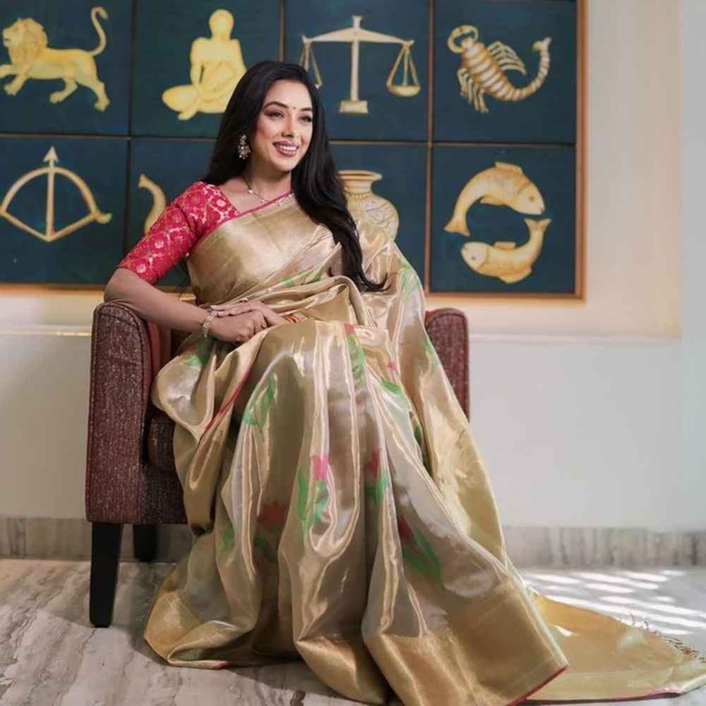 ਰੂਪਾਲੀ ਗਾਂਗੁਲੀ ਨੇ ਗੋਲਡਨ ਰੰਗ ਦੀ ਫਲੋਰਲ ਆਰਗੇਨਜ਼ਾ ਸਾੜ੍ਹੀ ਦੇ ਨਾਲ ਗੁਲਾਬੀ ਰੰਗ ਦਾ ਕਢਾਈ ਵਾਲਾ ਬਲਾਊਜ਼ ਪਾਇਆ ਹੋਇਆ ਹੈ। ਉਨ੍ਹਾਂ ਨੇ ਆਪਣੇ ਹੱਥਾਂ ਵਿੱਚ ਇੱਕ ਚੇਨ ਡਿਜ਼ਾਈਨ ਕੀਤਾ ਕੜਾ ਪਾਇਆ ਹੋਇਆ ਹੈ ਅਤੇ ਕੰਨਾਂ ਵਿੱਚ ਪਰਲ ਸਟੱਡ ਕੁੰਦਨ ਦੇ ਈਅਰਈਂਗਸ ਪਾਏ ਹੋਏ ਹ