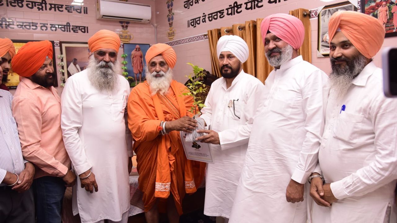 ਸੰਤ ਸੀਚੇਵਾਲ ਨਾਲ ਚਰਨਜੀਤ ਚੰਨੀ ਦੀ ਮੁਲਾਕਾਤ, ਏਜੰਡੇ ਨੂੰ ਲੈ ਕੇ ਕੀਤੀ ਚਰਚਾ ਸੰਤ ਸੀਚੇਵਾਲ ਨਾਲ ਚਰਨਜੀਤ ਚੰਨੀ ਦੀ ਮੁਲਾਕਾਤ, ਏਜੰਡੇ ਨੂੰ ਲੈ ਕੇ ਕੀਤੀ ਚਰਚਾ