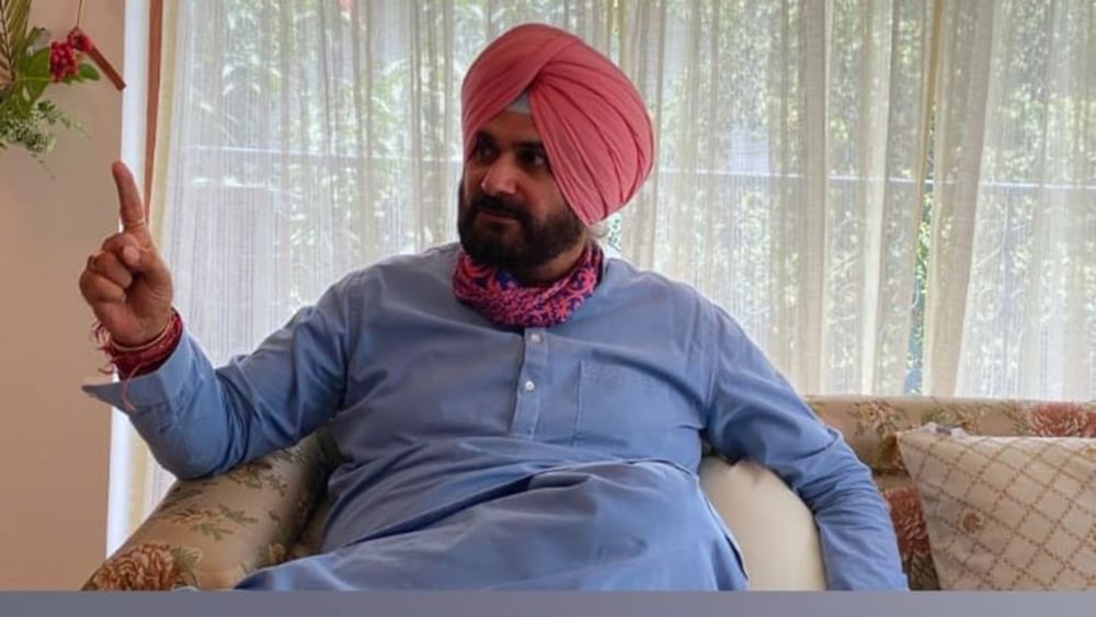 ਸਿੱਧੂ ਨੇ ਇੱਕ ਕਮੈਂਟੇਟਰ ਵਜੋਂ ਆਪਣੇ ਕਰੀਅਰ ਦੀ ਸ਼ੁਰੂਆਤ 2001 ਵਿੱਚ ਭਾਰਤੀ ਟੀਮ ਦੇ ਸ਼੍ਰੀਲੰਕਾ ਦੌਰੇ ਤੋਂ ਕੀਤੀ ਸੀ। ਉਨ੍ਹਾਂ ਨੇ ESPN ਸਟਾਰ ਸਪੋਰਟਸ ਵਿੱਚ ਇੱਕ ਕਮੈਂਟੇਟਰ ਵਜੋਂ ਕੰਮ ਕੀਤਾ। ਪਰ ਕਮੈਂਟਰੀ ਦੌਰਾਨ ਉਨ੍ਹਾਂ ਵੱਲੋਂ ਕੀਤੀ ਗਈ ਇੱਕ ਇਤਰਾਜ਼ਯੋਗ ਟਿੱਪਣੀ ਦੇ ਕਾਰਨ ਉਨ੍ਹਾਂ ਨੂੰ ਬਰਖਾਸਤ ਕਰ ਦਿੱਤਾ ਗਿਆ ਸੀ। ਇਸ ਤੋਂ ਬਾਅਦ ਉਨ੍ਹਾਂ ਨੇ ਟੇਨ ਸਪੋਰਟਸ ਲਈ ਵੀ ਕੰਮ ਕੀਤਾ। 2012 ਵਿੱਚ, ਸਿੱਧੂ ਨੇ ESPN ਸਟਾਰ ਸਪੋਰਟਸ ਲਈ ਦੁਬਾਰਾ ਕੰਮ ਕਰਨਾ ਸ਼ੁਰੂ ਕੀਤਾ ਸੀ।