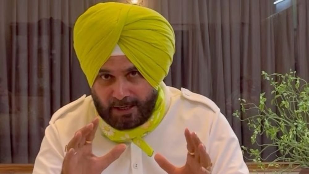 ਨਵਜੋਤ ਸਿੰਘ ਨੇ 18 ਸਾਲ ਦੀ ਉਮਰ ਵਿੱਚ ਸੂਬੇ ਲਈ ਖੇਡਦੇ ਹੋਏ ਪਹਿਲੇ ਦਰਜੇ ਦੇ ਕ੍ਰਿਕਟਰ ਵਜੋਂ ਆਪਣੇ ਕਰੀਅਰ ਦੀ ਸ਼ੁਰੂਆਤ ਕੀਤੀ ਸੀ। ਉਨ੍ਹਾਂ ਨੇ ਅੰਤਰਰਾਸ਼ਟਰੀ ਕਰੀਅਰ ਦੀ ਸ਼ੁਰੂਆਤ 1983 ਵਿੱਚ ਕੀਤੀ ਸੀ। ਜਿਸ ਵਿੱਚ ਸਿੱਧੂ ਨੇ ਸ਼ਾਨਦਾਰ ਪ੍ਰਦਰਸ਼ਨ ਕੀਤਾ ਸੀ। 1987 ਦੇ ਭਾਰਤ ਵਿਸ਼ਵ ਕੱਪ ਕ੍ਰਿਕਟ ਵਿੱਚ, ਨਵਜੋਤ ਨੇ 5 ਵਿੱਚੋਂ 4 ਮੈਚਾਂ ਵਿੱਚ 73 ਦੌੜਾਂ ਬਣਾਈਆਂ, ਪਰ ਭਾਰਤ ਨੂੰ ਸੈਮੀਫਾਈਨਲ ਵਿੱਚ ਇੰਗਲੈਂਡ ਤੋਂ ਹਾਰ ਦਾ ਸਾਹਮਣਾ ਕਰਨਾ ਪਿਆ। ਫਿਰ ਉਨ੍ਹਾਂ ਨੇ ਗਵਾਲੀਅਰ 'ਚ ਇੰਗਲੈਂਡ ਖਿਲਾਫ 134 ਦੌੜਾਂ ਬਣਾਈਆਂ, ਇਹ ਮੈਚ 1999 'ਚ ਹੋਇਆ ਸੀ। ਇਹ ਸਮਾਂ ਉਨ੍ਹਾਂ ਦੇ 16 ਸਾਲ ਦੇ ਕਰੀਅਰ ਦਾ ਸਭ ਤੋਂ ਵਧੀਆ ਸਮਾਂ ਮੰਨਿਆ ਜਾਂਦਾ ਹੈ। ਪਰ ਇਸ ਬੁਲੰਦੀ ਤੇ ਪਹੁੰਚੇ ਸਿੱਧੂ ਨੇ ਉਸ ਵੇਲ੍ਹੇ ਕ੍ਰਿਕਟ ਤੋਂ ਸੰਨਿਆਸ ਲੈਣ ਦਾ ਐਲਾਨ ਕਰ ਦਿੱਤਾ।