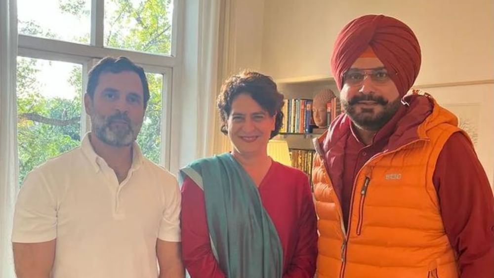 ਸਿੱਧੂ ਭਾਰਤੀ ਜਨਤਾ ਪਾਰਟੀ ਨਾਲ ਆਪਣੀ ਨਾਰਾਜ਼ਗੀ ਜ਼ਾਹਰ ਕਰਦੇ ਹੋਏ ਜਨਵਰੀ 2017 ਵਿੱਚ ਇੰਡੀਅਨ ਨੈਸ਼ਨਲ ਕਾਂਗਰਸ ਵਿੱਚ ਸ਼ਾਮਲ ਹੋ ਗਏ, ਅਤੇ ਅੰਮ੍ਰਿਤਸਰ ਪੂਰਬੀ ਖੇਤਰ ਤੋਂ ਪੰਜਾਬ ਵਿਧਾਨ ਸਭਾ ਚੋਣ ਲੜੇ ਅਤੇ ਜਿੱਤੇ ਵੀ। ਜਿੱਤ ਦਾ ਇਹ ਅੰਤਰ 42,809 ਵੋਟਾਂ ਦਾ ਸੀ। ਉਸ ਵੇਲ੍ਹੇ ਕੈਪਟਨ ਅਮਰਿੰਦਰ ਸਿੰਘ ਸੂਬੇ ਦੇ ਮੁੱਖ ਮੰਤਰੀ ਸਨ। ਕਈ ਮੁੱਦਿਆਂ ਨੂੰ ਲੈ ਕੇ ਸਿੱਧੂ ਦਾ ਉਨ੍ਹਾਂ ਨਾਲ ਵਿਵਾਦ ਰਿਹਾ। ਦੋਵਾਂ ਨੇ ਸੋਸ਼ਲ ਮੀਡੀਆ ਅਤੇ ਮੀਡੀਆ ਮਿਲਣੀਆਂ ਵਿੱਚ ਇੱਕ-ਦੂਜੇ ਤੇ ਵਾਰ-ਪਲਟਵਾਰ ਕੀਤੇ। 2022 ਦੀਆਂ ਵਿਧਾਨਸਭਾ ਚੋਣਾਂ ਨੇ ਸਿੱਧੂ ਦੇ ਜਿੱਤ ਦੇ ਰੱਥ ਨੰ ਰੋਕ ਦਿੱਤਾ। ਉਹ ਆਮ ਆਦਮੀ ਪਾਰਟੀ ਦੀ ਹਨੇਰੀ ਅੱਗੇ ਟਿੱਤ ਨਹੀਂ ਪਾਏ ਅਤੇ ਆਪ ਉਮੀਦਵਾਰ ਜੀਵਨਜੋਤ ਕੌਰ ਕੋਲੋਂ ਹਾਰ ਗਏ। ਪਾਰਟੀ ਦੇ ਸੀਨੀਅਰ ਆਗੂਆਂ ਨਾਲ ਮਤਭੇਦ ਹੋਣ ਤੋਂ ਬਾਅਦ ਸਿੱਧੂ ਇਸ ਵਾਰ ਲੋਕ ਸਭਾ ਚੋਣਾਂ ਤੋਂ ਦੂਰੀ ਬਣਾ ਲਈ ਅਤੇ ਆਈਪੀਐਲ ਵਿੱਚ ਕਮੈਂਟਰੀ ਕਰਦੇ ਨਜ਼ਰ ਆ ਰਹੇ ਹਨ।