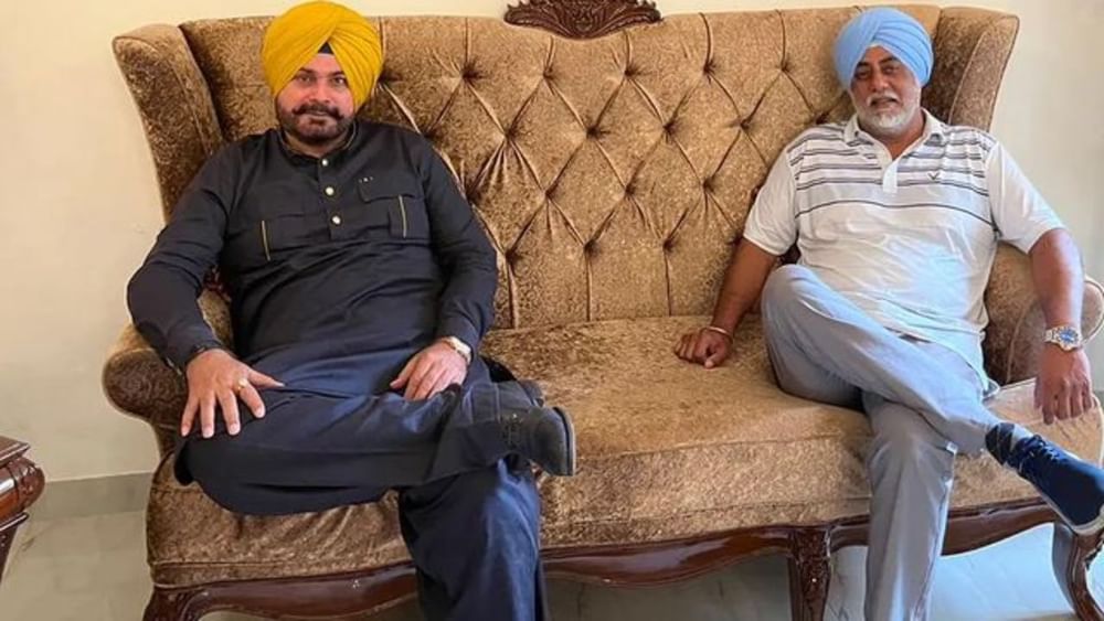 ਨਵਜੋਤ ਸਿੰਘ ਸਿੱਧੂ ਨੇ ਭਾਰਤੀ ਜਨਤਾ ਪਾਰਟੀ ਦੀ ਟਿਕਟ 'ਤੇ ਅੰਮ੍ਰਿਤਸਰ ਤੋਂ 2004 ਦੀਆਂ ਭਾਰਤੀ ਆਮ ਚੋਣਾਂ ਜਿੱਤੀਆਂ ਸਨ। ਜਦੋਂ 2009 ਵਿੱਚ ਆਮ ਚੋਣਾਂ ਹੋਈਆਂ ਤਾਂ ਨਤੀਜੇ ਉਦੋਂ ਵੀ ਨਤੀਜੇ ਉਨ੍ਹਾਂ ਦੇ ਹੱਕ ਵਿੱਚ ਆਏ, ਜਿਸ ਵਿੱਚ ਉਨ੍ਹਾਂ ਨੇ ਕਾਂਗਰਸੀ ਆਗੂ ਓਮ ਪ੍ਰਕਾਸ਼ ਸੋਨੀ ਨੂੰ 6858 ਵੋਟਾਂ ਨਾਲ ਹਰਾਇਆ ਅਤੇ ਅੰਮ੍ਰਿਤਸਰ ਸੀਟ ਨੂੰ ਬਚਾਉਣ ਵਿੱਚ ਕਾਮਯਾਬ ਰਹੇ। ਸਿੱਧੂ ਨੇ 28 ਅਪ੍ਰੈਲ 2016 ਨੂੰ ਰਾਜ ਸਭਾ ਦੇ ਮੈਂਬਰ ਵਜੋਂ ਸਹੁੰ ਚੁੱਕੀ ਸੀ, ਪਰ ਦੋ ਮਹੀਨਿਆਂ ਤੋਂ ਵੀ ਘੱਟ ਸਮੇਂ ਵਿੱਚ ਹੀ ਉਨ੍ਹਾਂ 18 ਜੁਲਾਈ 2016 ਨੂੰ ਰਾਜ ਸਭਾ ਦੀ ਮੈਂਬਰੀ ਤੋਂ ਅਸਤੀਫਾ ਦੇ ਦਿੱਤਾ। ਇਸ ਤੋਂ ਬਾਅਦ ਉਨ੍ਹਾਂ ਨੇ ਪਰਗਟ ਸਿੰਘ ਅਤੇ ਬੈਂਸ ਨਾਲ ਮਿਲ ਕੇ ਨਵੀਂ ਪਾਰਟੀ ਬਣਾਈ ਜਿਸ ਦਾ ਨਾਂ 'ਆਵਾਜ਼-ਏ-ਪੰਜਾਬ' ਰੱਖਿਆ ਗਿਆ। ਨਵਜੋਤ ਸਿੰਘ ਸਿੱਧੂ ਨੂੰ 1988 ਵਿੱਚ ਕਾਰ ਪਾਰਕਿੰਗ ਨੂੰ ਲੈ ਕੇ ਹੋਏ ਝਗੜੇ ਵਿੱਚ ਇੱਕ ਵਿਅਕਤੀ ਦੀ ਮੌਤ ਦੇ ਮਾਮਲੇ ਵਿੱਚ ਜੇਲ੍ਹ ਵੀ ਕੱਟਣੀ ਪਈ ਸੀ। 19 ਮਈ, 2022 ਨੂੰ ਰੋਡ ਰੇਜ ਕੇਸ ਵਿੱਚ ਸਿੱਧੂ ਨੂੰ ਇੱਕ ਸਾਲ ਦੀ ਸਜ਼ਾ ਸੁਣਾਈ ਗਈ ਸੀ, ਪਰ ਜੇਲ੍ਹ ਵਿੱਚ ਉਨ੍ਹਾਂ ਦੇ ਚੰਗੇ ਵਿਵਹਾਰ ਨੂੰ ਦੇਖਦੇ ਹੋਏ ਸਿੱਧੂ ਨੂੰ 10 ਮਹੀਨਿਆਂ ਬਾਅਦ ਹੀ ਰਿਹਾਅ ਕਰ ਦਿੱਤਾ ਗਿਆ।