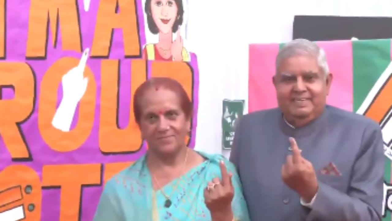 6th Phase Voting: ਉੱਪ ਰਾਸ਼ਟਰਪਤੀ ਜਗਦੀਪ ਧਨਖੜ ਨੇ ਪਤਨੀ ਨਾਲ ਭੁਗਤਾਈ ਵੋਟ