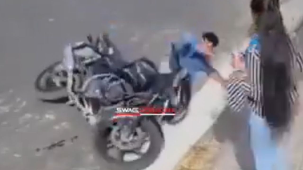 Viral Video: ਸਟੰਟ ਕਰਕੇ ਕੁੜੀ ਨੂੰ ਇੰਪ੍ਰੈਸ ਕਰਨ ਲਈ ਨਿਕਲਿਆ ਸੀ ਮੁੰਡਾ ਪਰ ਅਗਲੇ ਹੀ ਪਲ ਹੋ ਗਿਆ ‘ਮੋਏ-ਮੋਏ’, ਦੇਖੋ ਵਾਇਰਲ ਵੀਡੀਓ Viral Video: ਸਟੰਟ ਕਰਕੇ ਕੁੜੀ ਨੂੰ ਇੰਪ੍ਰੈਸ ਕਰਨ ਲਈ ਨਿਕਲਿਆ ਸੀ ਮੁੰਡਾ ਪਰ ਅਗਲੇ ਹੀ ਪਲ ਹੋ ਗਿਆ ‘ਮੋਏ-ਮੋਏ’, ਦੇਖੋ ਵਾਇਰਲ ਵੀਡੀਓ