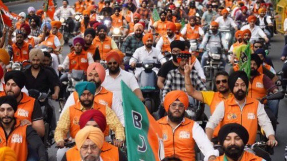 ਕਨਾਟ ਪਲੇਸ ਤੋਂ ਭਾਜਪਾ ਹੈੱਡਕੁਆਰਟਰ ਤੱਕ ਕੱਢੀ ਗਈ ਇਸ ਰੈਲੀ ਵਿੱਚ ਨੌਜਵਾਨਾਂ ਨੇ ਮੋਦੀ ਦੇ ਸਮਰਥਨ ਵਾਲੇ ਨਾਅਰੇ ਲਾਏ। ਇਸ ਦੌਰਾਨ ਦਿੱਲੀ ਭਾਜਪਾ ਦੇ ਸੂਬਾ ਪ੍ਰਧਾਨ ਵਰਿੰਦਰ ਸਚਦੇਵਾ ਨੇ ਕਿਹਾ ਕਿ ਪ੍ਰਧਾਨ ਮੰਤਰੀ ਨਰਿੰਦਰ ਮੋਦੀ ਸਮਾਜ ਦੇ ਹਰ ਵਰਗ ਨੂੰ ਮਹੱਤਵ ਦਿੰਦੇ ਹਨ। ਕਰਤਾਰਪੁਰ ਲਾਂਘਾ ਸਿੱਖ ਕੌਮ ਲਈ ਖੋਲਿਆ ਗਿਆ। ਵੀਰ ਸਾਹਿਬਜ਼ਾਦੇ ਦੇ ਨਾਂ 'ਤੇ 26 ਦਸੰਬਰ ਨੂੰ ਬਾਲ ਦਿਵਸ ਵਜੋਂ ਘੋਸ਼ਿਤ ਕੀਤਾ ਗਿਆ। ਮੋਦੀ ਸਰਕਾਰ ਨੇ ਲੰਗਰ ਤੋਂ ਟੈਕਸ ਹਟਾਉਣ ਅਤੇ ਗੁਰੂ ਗੋਬਿੰਦ ਸਿੰਘ ਜੀ ਦੇ 350ਵੇਂ ਪ੍ਰਕਾਸ਼ ਪੁਰਬ ਦਾ ਸ਼ਾਨਦਾਰ ਜਸ਼ਨ ਮਨਾਉਣ ਵਰਗੇ ਕਈ ਕੰਮ ਕੀਤੇ ਹਨ। (Pic Credit-x)