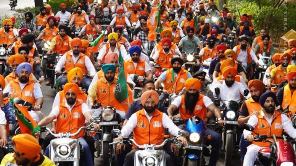 ਲੋਕ ਸਭਾ ਚੋਣਾਂ ਦੇ ਮੱਦੇਨਜ਼ਰ ਸਿੱਖ ਭਾਈਚਾਰੇ ਨੇ ਐਤਵਾਰ ਨੂੰ ਪੀਐਮ ਮੋਦੀ ਅਤੇ ਭਾਜਪਾ ਦੇ ਸਮਰਥਨ ਵਿੱਚ ਬਾਈਕ ਰੈਲੀ ਕੱਢੀ। ਇਸ ਦੌਰਾਨ ਭਾਜਪਾ ਆਗੂ ਮਨਜਿੰਦਰ ਸਿੰਘ ਸਿਰਸਾ ਨੇ ਕਿਹਾ ਕਿ ਮੋਦੀ ਜੀ ਨੇ ਸਿੱਖ ਕੌਮ ਦੀ ਮਜ਼ਬੂਤੀ ਲਈ ਅਣਥੱਕ ਯਤਨ ਕੀਤੇ ਹਨ। ਇਸ ਲਈ ਸਾਨੂੰ ਭਾਜਪਾ ਦਾ ਸਮਰਥਨ ਕਰਨਾ ਪਵੇਗਾ। ਇਸ ਮੌਕੇ ਸਿਰਸਾ ਨੇ ਕੇਜਰੀਵਾਲ 'ਤੇ ਤਿੱਖੇ ਹਮਲੇ ਕੀਤੇ। (Pic Credit-x)