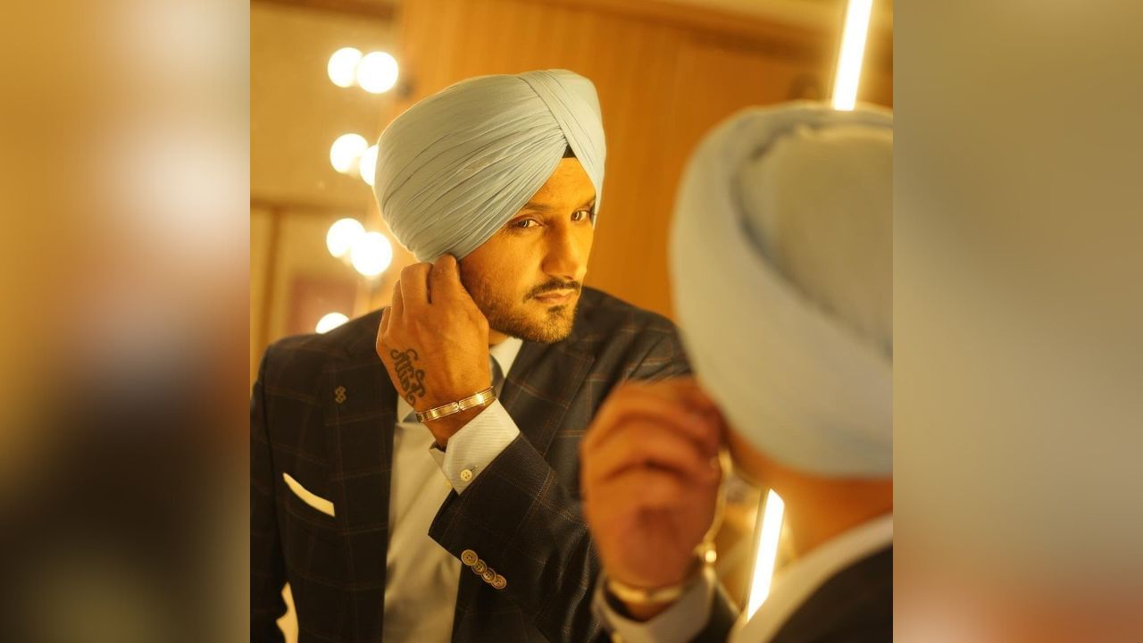 ਆਫ ਸਪਿਨਰ ਹਰਭਜਨ ਸਿੰਘ 1998 ਤੋਂ 2016 ਤੱਕ ਭਾਰਤੀ ਕ੍ਰਿਕਟ ਟੀਮ ਵਿੱਚ ਖੇਡੇ। ਘਰੇਲੂ ਕ੍ਰਿਕਟ ਵਿੱਚ, ਉਹ ਪੰਜਾਬ ਕ੍ਰਿਕਟ ਟੀਮ ਲਈ ਖੇਡੇ; ਅਤੇ ਇੰਡੀਅਨ ਪ੍ਰੀਮੀਅਰ ਲੀਗ ਵਿੱਚ ਮੁੰਬਈ ਇੰਡੀਅਨਜ਼, ਚੇਨਈ ਸੁਪਰ ਕਿੰਗਜ਼ ਅਤੇ ਕੋਲਕਾਤਾ ਨਾਈਟ ਰਾਈਡਰਜ਼ ਲਈ ਖੇਡੇ ਹਨ। ਭੱਜੀ ਨੂੰ ਆਪਣੇ ਦੌਰ ਦੇ ਸਭ ਤੋਂ ਵਧੀਆ ਸਪਿਨ ਗੇਂਦਬਾਜ਼ਾਂ ਵਿੱਚੋਂ ਇੱਕ ਵਜੋਂ ਜਾਣਿਆ ਜਾਂਦਾ ਹੈ। ਉਹ 2007 ਟੀ-20 ਵਿਸ਼ਵ ਕੱਪ ਅਤੇ 2011 ਕ੍ਰਿਕਟ ਵਿਸ਼ਵ ਕੱਪ ਜਿੱਤਣ ਵਾਲੀਆਂ ਭਾਰਤੀ ਟੀਮਾਂ ਵਿੱਚ ਸੀ, ਅਤੇ ਉਨ੍ਹਾਂ ਦੀ ਟੀਮ ਸ਼੍ਰੀਲੰਕਾ ਨਾਲ 2002 ਆਈਸੀਸੀ ਚੈਂਪੀਅਨਜ਼ ਟਰਾਫੀ ਦੀ ਸਾਂਝੀ ਜੇਤੂ ਵੀ ਸੀ।