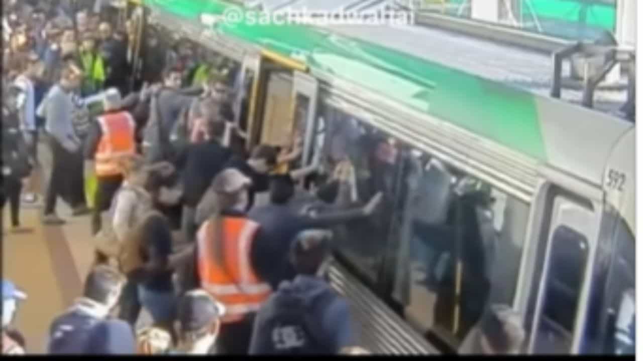 Viral Video: ਮੈਟਰੋ ਤੇ ਪਲੇਟਫਾਰਮ ਵਿਚਕਾਰ ਫਸ ਗਈ ਸ਼ਖਸ ਦੀ ਲੱਤ, ਫਿਰ ਲੋਕਾਂ ਨੇ ਜੋ ਕੀਤਾ, ਦੇਖਕੇ ਤੁਹਾਡਾ ਵੀ ਖੁਸ਼ ਹੋ ਜਾਵੇਗਾ ਦਿਲ