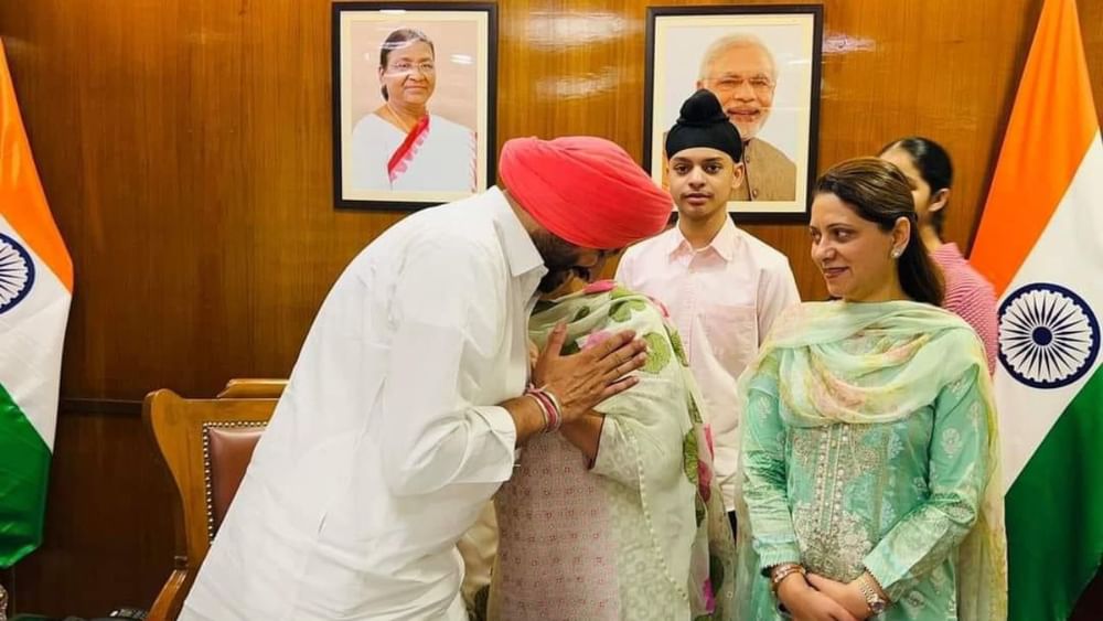ਬਿੱਟੂ ਨੇ ਕਿਹਾ ਕਿ ਰੇਲ ਮੰਤਰੀ ਅਸ਼ਵਨੀ ਵੈਸ਼ਨਵ ਨਾਲ ਮੋਢੇ ਨਾਲ ਮੋਢਾ ਜੋੜ ਕੇ ਕੰਮ ਕਰਕੇ ਰੇਲਵੇ ਸੇਵਾਵਾਂ ਨੂੰ ਬਿਹਤਰ ਬਣਾਉਣ ਲਈ ਕੰਮ ਕੀਤਾ ਜਾਵੇਗਾ। ਉਨ੍ਹਾਂ ਕਿਹਾ ਕਿ ਰੇਲਵੇ ਸੇਵਾ ਇੱਕ ਅਜਿਹਾ ਕਾਰਜ ਹੈ, ਜੋ ਜ਼ਮੀਨੀ ਪੱਧਰ ‘ਤੇ ਲੋਕਾਂ ਨਾਲ ਜੁੜਿਆ ਹੋਇਆ ਹੈ। ਦਰਜਾ-4 ਦੇ ਮੁਲਾਜ਼ਮਾਂ ਤੋਂ ਲੈ ਕੇ ਅਫਸਰਾਂ ਤੱਕ ਸਾਰਿਆਂ ਨੂੰ ਬਰਾਬਰ ਸਨਮਾਨ ਦੇ ਕੇ ਰੇਲਵੇ ਨੂੰ ਵਿਕਾਸ ਦੇ ਰਾਹ ‘ਤੇ ਲਿਜਾਇਆ ਜਾਵੇਗਾ।
