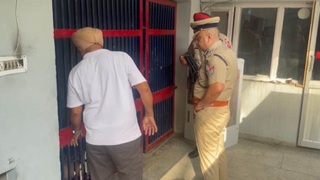 ਟਾਂਡਾ ਦੇ ਥਾਣੇ ‘ਚ DIG ਦੀ ਰੇਡ, ਅਣਗਹਿਲੀ ਦੇ ਚੱਲਦੇ SHO ਤੇ SI ਮੁਅੱਤਲ ਟਾਂਡਾ ਦੇ ਥਾਣੇ ‘ਚ DIG ਦੀ ਰੇਡ, ਅਣਗਹਿਲੀ ਦੇ ਚੱਲਦੇ SHO ਤੇ SI ਮੁਅੱਤਲ
