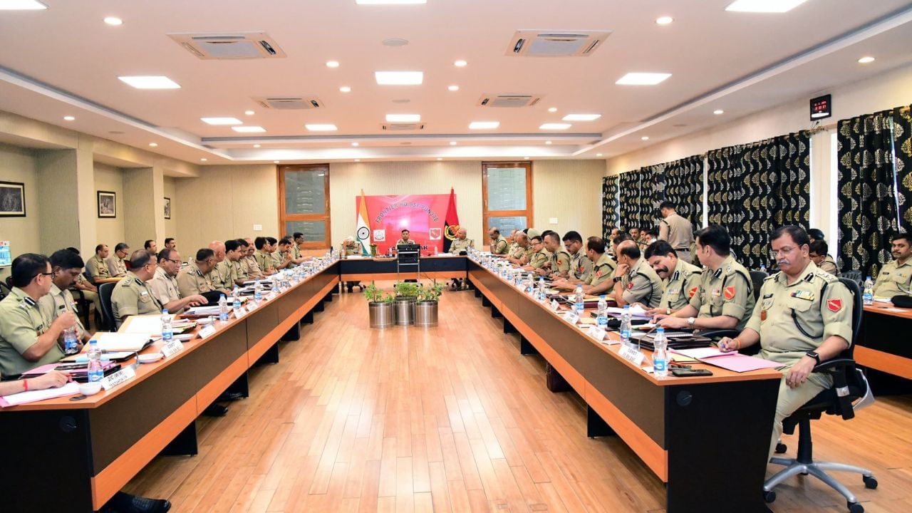 ਰਿਆਸੀ ਅੱਤਵਾਦੀ ਹਮਲੇ ਤੋਂ ਬਾਅਦ ਅਲਰਟ ‘ਤੇ BSF, ਪੰਜਾਬ ਦੇ ਬਾਰਡਰਾਂ ਦੀ ਵਧਾਈ ਗਈ ਸੁਰੱਖਿਆ ਰਿਆਸੀ ਅੱਤਵਾਦੀ ਹਮਲੇ ਤੋਂ ਬਾਅਦ ਅਲਰਟ ‘ਤੇ BSF, ਪੰਜਾਬ ਦੇ ਬਾਰਡਰਾਂ ਦੀ ਵਧਾਈ ਗਈ ਸੁਰੱਖਿਆ
