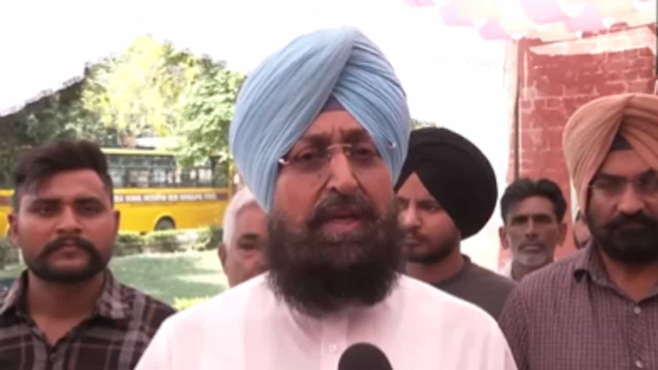 ਪੁਲਿਸ ਦਾ ਸੰਮਨ, ਨਹੀਂ ਹੋਏ ਪੇਸ਼... ਬੰਬਾਂ ਵਾਲੇ ਬਿਆਨ ਤੇ ਵਿਵਾਦ ਵਿੱਚ ਘਿਰੇ ਬਾਜਵਾ ਪੁਲਿਸ ਦਾ ਸੰਮਨ, ਨਹੀਂ ਹੋਏ ਪੇਸ਼... ਬੰਬਾਂ ਵਾਲੇ ਬਿਆਨ ਤੇ ਵਿਵਾਦ ਵਿੱਚ ਘਿਰੇ ਬਾਜਵਾ