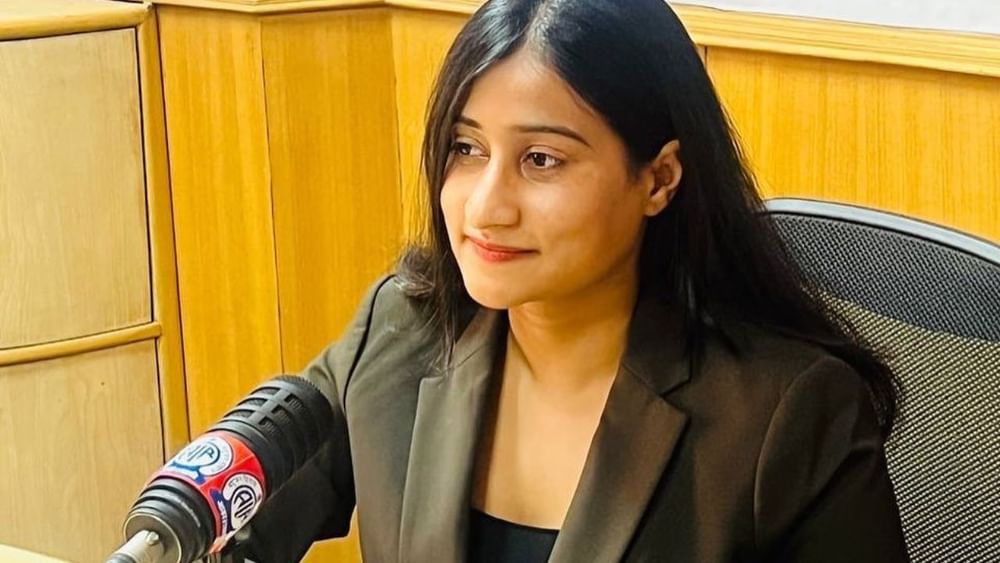ਛੋਟੀ ਧੀ ਅੰਜਲੀ ਨੇ UPSC ਦੀ ਪ੍ਰੀਖਿਆ ਪਾਸ ਕੀਤੀ ਹੈ ਅਤੇ IRPS ਅਧਿਕਾਰੀ ਹੈ। ਰੇਲਵੇ ਸੇਵਾ 'ਚ ਅਧਿਕਾਰੀ ਅੰਜਲੀ ਅਕਸਰ ਆਪਣੇ ਪਿਤਾ ਨਾਲ ਆਪਣੀਆਂ ਤਸਵੀਰਾਂ ਸੋਸ਼ਲ ਮੀਡੀਆ ਅਕਾਊਂਟ 'ਤੇ ਸ਼ੇਅਰ ਕਰਦੀ ਰਹਿੰਦੀ ਹੈ। UPSC ਪਾਸ ਕਰਨ ਤੋਂ ਬਾਅਦ ਇੰਟਰਵਿਊ 'ਚ ਜਦੋਂ ਉਨ੍ਹਾਂ ਤੋਂ ਪ੍ਰੇਰਨਾ ਬਾਰੇ ਪੁੱਛਿਆ ਗਿਆ ਤਾਂ ਉਨ੍ਹਾਂ ਨੇ ਆਪਣੀ ਭੈਣ ਅਕਾਂਕਸ਼ਾ ਦਾ ਨਾਂ ਲਿਆ। ਉਨ੍ਹਾਂ ਨੇ ਕਿਹਾ ਸੀ ਕਿ 'ਵੱਡੀ ਭੈਣ ਨੇ ਉਨ੍ਹਾਂ ਦੀ ਪੜ੍ਹਾਈ ਵਿਚ ਬਹੁਤ ਮਦਦ ਕੀਤੀ।' ਓਮ ਬਿਰਲਾ ਦੀ ਛੋਟੀ ਬੇਟੀ ਅੰਜਲੀ ਸੋਸ਼ਲ ਮੀਡੀਆ 'ਤੇ ਕਾਫੀ ਐਕਟਿਵ ਰਹਿੰਦੀ ਹੈ ਅਤੇ ਅਕਸਰ ਆਪਣੇ ਪਰਿਵਾਰ ਦੀਆਂ ਤਸਵੀਰਾਂ ਪੋਸਟ ਕਰਦੀ ਰਹਿੰਦੀ ਹੈ।