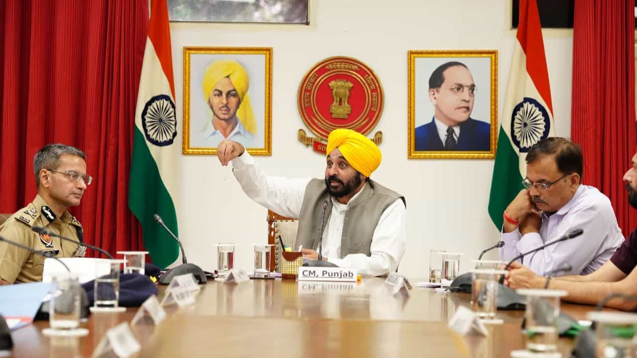 CM ਮਾਨ ਨੇ ਪੰਜਾਬ ਦੀ ਕਾਨੂੰਨ-ਵਿਵਸਥਾ ਤੇ ਕੀਤੀ ਹਾਈਲੇਵਲ ਮੀਟਿੰਗ, ਨਸ਼ੇ ਅਤੇ ਗੈਂਗਸਟਰਾਂ ਵਿਰੁੱਧ ਕਾਰਵਾਈ ਦੇ ਆਦੇਸ਼ CM ਮਾਨ ਨੇ ਪੰਜਾਬ ਦੀ ਕਾਨੂੰਨ-ਵਿਵਸਥਾ ਤੇ ਕੀਤੀ ਹਾਈਲੇਵਲ ਮੀਟਿੰਗ, ਨਸ਼ੇ ਅਤੇ ਗੈਂਗਸਟਰਾਂ ਵਿਰੁੱਧ ਕਾਰਵਾਈ ਦੇ ਆਦੇਸ਼