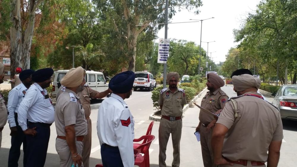 ਥ੍ਰੀ ਲੇਅਰ ਵਿੱਚ EVM ਦੀ ਸੁਰੱਖਿਆ ਕੀਤੀ ਜਾ ਰਹੀ ਹੈ। ਕੱਲ੍ਹ 8 ਵਜੇ ਤੋਂ ਵੋਟਾਂ ਦੀ ਗਿਣਤੀ ਸ਼ੁਰੂ ਹੋ ਜਾਵੇਗੀ ਜਿਸਦੇ ਚੱਲਦੇ ਪਹਿਲਾਂ ਰੁਝਾਨ 9 ਵਜੇ ਦੇਖਣ ਨੂੰ ਮਿਲੇਗਾ।