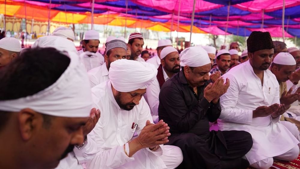 ਅੱਜ ਪੰਜਾਬ ਦੇ ਸਾਬਕਾ ਮੁੱਖ ਮੰਤਰੀ ਅਤੇ ਜ਼ਿਲ੍ਹੇ ਦੇ ਨਵੇਂ ਸੰਸਦ ਮੈਂਬਰ ਚਰਨਜੀਤ ਸਿੰਘ ਚੰਨੀ ਨੇ ਜਲੰਧਰ ਦੇ ਗੁਲਾਬ ਦੇਵੀ ਰੋਡ 'ਤੇ ਸਥਿਤ ਮਸਜਿਦ 'ਚ ਮੁਸਲਿਮ ਭਾਈਚਾਰੇ ਨਾਲ ਮੁਲਾਕਾਤ ਕੀਤੀ ਅਤੇ ਉਨ੍ਹਾਂ ਨੂੰ ਈਦ ਦੀ ਵਧਾਈ ਦਿੱਤੀ।