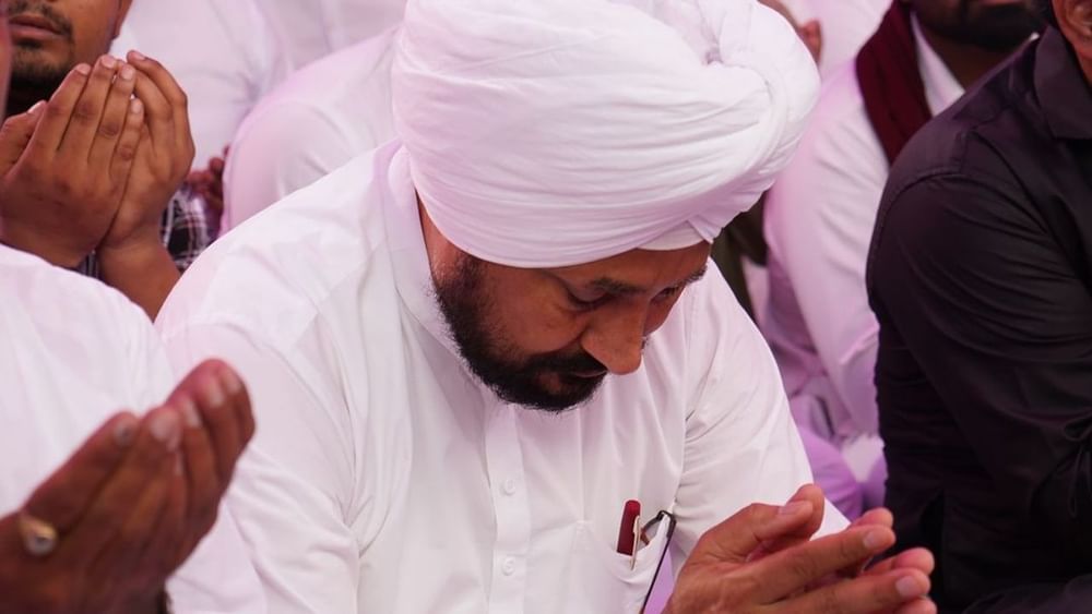 MP ਚੰਨੀ ਜਲੰਧਰ ਈਦਗਾਹ ਪਹੁੰਚੇ, ਕਤਾਰ ‘ਚ ਬੈਠ ਕੇ ਨਮਾਜ਼ ਅਦਾ ਕੀਤੀ