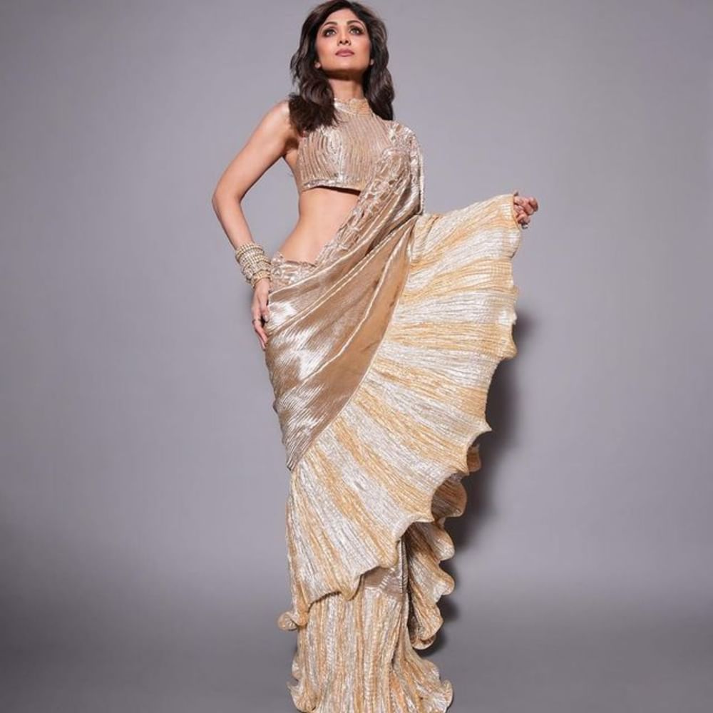 ਹਾਲਟਰ ਨੇਕ ਬਲਾਊਜ਼ ਅੱਜਕੱਲ੍ਹ ਬਹੁਤ ਪਸੰਦ ਕੀਤੇ ਜਾਂਦੇ ਹਨ। ਬੈਕਲੈੱਸ ਹੋਣ ਕਾਰਨ ਇਹ ਬਲਾਊਜ਼ ਲੁੱਕ 'ਚ ਵੀ ਬੋਲਡ ਦਿਖਾਈ ਦਿੰਦੇ ਹਨ। ਤੁਸੀਂ ਇਸ ਕਿਸਮ ਦਾ ਬਲਾਊਜ਼ ਕਾਕਟੇਲ ਪਾਰਟੀ ਲਈ ਵੀ ਕੈਰੀ ਕਰ ਸਕਦੇ ਹੋ।