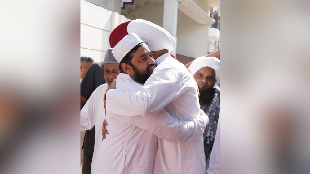 MP ਚੰਨੀ ਜਲੰਧਰ ਈਦਗਾਹ ਪਹੁੰਚੇ, ਕਤਾਰ ‘ਚ ਬੈਠ ਕੇ ਨਮਾਜ਼ ਅਦਾ ਕੀਤੀ