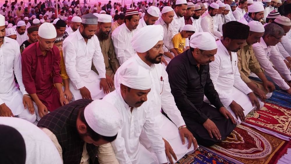 ਇਸ ਦੌਰਾਨ ਚੰਨੀ ਨੇ ਮੁਸਲਿਮ ਆਗੂਆਂ ਨਾਲ ਨਮਾਜ਼ ਅਦਾ ਕੀਤੀ। ਪੱਤਰਕਾਰਾਂ ਨਾਲ ਗੱਲਬਾਤ ਕਰਦਿਆਂ ਜਲੰਧਰ ਲੋਕ ਸਭਾ ਸੀਟ 2024 ਤੋਂ ਚੋਣ ਜਿੱਤਣ ਵਾਲੇ ਚਰਨਜੀਤ ਸਿੰਘ ਚੰਨੀ ਨੇ ਕਿਹਾ ਕਿ ਅੱਜ ਦਾ ਦਿਨ ਬਹੁਤ ਹੀ ਖੁਸ਼ੀ ਦਾ ਦਿਨ ਹੈ, ਮੇਰੇ ਵੱਲੋਂ ਸਾਰੇ ਭਰਾਵਾਂ ਨੂੰ ਈਦ ਦੀਆਂ ਬਹੁਤ ਬਹੁਤ ਮੁਬਾਰਕਾਂ।