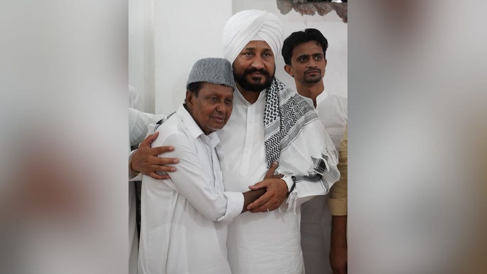 ਪੰਜਾਬ ਵਿੱਚ ਅੱਜ ਈਦ ਦਾ ਤਿਉਹਾਰ ਪੂਰੇ ਉਤਸ਼ਾਹ ਨਾਲ ਮਨਾਇਆ ਗਿਆ। ਇਸ ਮੌਕੇ ਸੂਬੇ ਭਰ 'ਚ ਵੱਖ-ਵੱਖ ਥਾਵਾਂ 'ਤੇ ਮੁਸਲਿਮ ਭਾਈਚਾਰੇ ਦੇ ਲੋਕ ਇਕੱਠੇ ਹੋਏ।