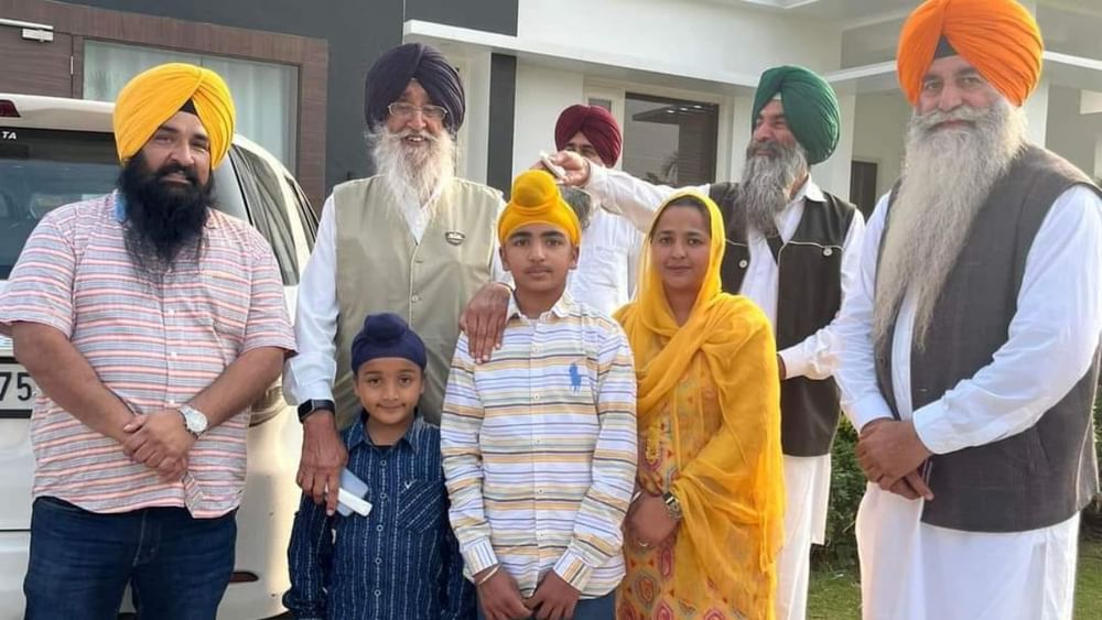 ਸਰਬਜੀਤ ਸਿੰਘ ਖਾਲਸਾ ਮੋਹਾਲੀ ਦੇ ਰਹਿਣ ਵਾਲੇ ਹਨ ਜੋ ਅਨੁਸੂਚਿਤ ਜਾਤੀ ਨਾਲ ਸੰਬੰਧ ਰੱਖਦੇ ਹਨ। ਸਰਬਜੀਤ ਸਿੰਘ ਦਾ ਜਨਮ 1979 ਵਿਚ ਬੇਅੰਤ ਸਿੰਘ ਅਤੇ ਮਾਤਾ ਬਿਮਲ ਕੌਰ ਖਾਲਸਾ ਦੇ ਘਰ ਵਿੱਚ ਹੋਇਆ ਸੀ। ਉਨ੍ਹਾਂ ਦੇ ਇਕ ਭਰਾ ਵੀ ਹਨ ਜਿਨ੍ਹਾਂ ਦਾ ਨਾਮ ਜਸਵਿੰਦਰ ਸਿੰਘ ਮਲੋਆ। ਉਹ ਇਸ ਵੇਲੇ ਵਿਦੇਸ਼ ਵਿਚ ਰਹਿ ਰਹੇ ਹਨ। ਉਨ੍ਹਾਂ ਦੇ ਪਰਿਵਾਰ ਵਿੱਚ ਹੁਣ ਉਨ੍ਹਾਂ ਦੀ ਪਤਨੀ ਅਤੇ ਦੋ ਪੁੱਤਰ ਹਨ। Photo Credit: Sarbjit Singh Khalsa Facebook Account