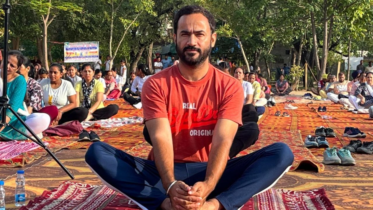 ਬਰਨਾਲਾ ‘ਚ ਮਨਾਇਆ ਯੋਗ ਦਿਵਸ, ਸਾਂਸਦ ਮੀਤ ਹੇਅਰ ਨੇ ਕੀਤਾ ਅਭਿਆਸ ਬਰਨਾਲਾ ‘ਚ ਮਨਾਇਆ ਯੋਗ ਦਿਵਸ, ਸਾਂਸਦ ਮੀਤ ਹੇਅਰ ਨੇ ਕੀਤਾ ਅਭਿਆਸ