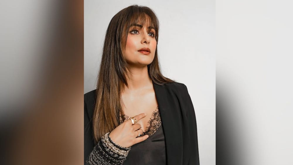 ਉਹ ਬਿੱਗ ਬੌਸ ਸੀਜ਼ਨ 14 ਵਿੱਚ ਦੂਜੀ ਵਾਰ ਸੀਨੀਅਰ ਦੇ ਰੂਪ ਵਿੱਚ ਦਿਖਾਈ ਦਿੱਤੀ ਅਤੇ ਸਿਧਾਰਥ ਸ਼ੁਕਲਾ ਨਾਲ ਗੱਲ ਕਰਦੇ ਹੋਏ, ਉਸਨੇ ਖੁਲਾਸਾ ਕੀਤਾ ਕਿ ਉਹ ਇੱਕ ਵਾਰ 7 ਸਾਲ ਦੀ ਉਮਰ ਵਿੱਚ ਘਰੋਂ ਭੱਜ ਗਈ ਸੀ। ਘਟਨਾ ਨੂੰ ਯਾਦ ਕਰਦਿਆਂ ਉਨ੍ਹਾਂ ਨੇ ਕਿਹਾ, 'ਮੈਂ ਗੈਸ ਚਾਲੂ ਕੀਤੀ, ਪਾਰਕ ਦੇ ਕੁਝ ਪੱਤੇ ਪੁੱਟ ਕੇ ਪਲਾਸਟਿਕ ਦੀ ਟੋਕਰੀ ਵਿਚ ਪਾ ਕੇ ਗੈਸ 'ਤੇ ਚੜ੍ਹਾ ਦਿੱਤੇ। ਜਦੋਂ ਟੋਕਰੀ ਪਿਘਲਣ ਲੱਗੀ ਤਾਂ ਮੈਂ ਡਰ ਕੇ ਭੱਜ ਗਈ।