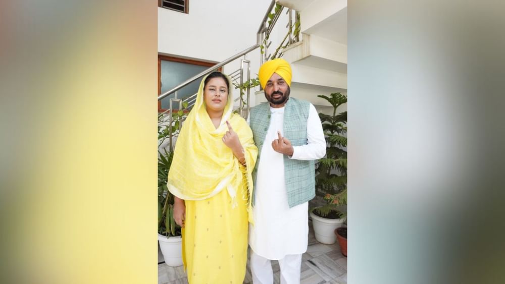 ਪੰਜਾਬ ਦੇ ਮੁੱਖ ਮੰਤਰੀ ਭਗਵੰਤ ਸਿੰਘ ਮਾਨ ਆਪਣੀ ਪਤਨੀ ਗੁਰਪ੍ਰੀਤ ਕੌਰ ਨਾਲ ਵੋਟ ਪਾਉਣ ਪਹੰਚੇ। ਪੂਰੇ ਤਰੀਕੇ ਨਾਲ ਉਨ੍ਹਾਂ ਨੇ ਆਪਣੀ ਵੋਟ ਹੱਕ ਦਾ ਇਸਤੇਮਾਲ ਕੀਤਾ। ਦੱਸ ਦਈਏ ਕਿ ਪਿੰਡ ਮੰਗਵਾਲ ਵਿੱਚ ਉਨ੍ਹਾਂ ਨੇ ਵੋਟ ਪਾਈ ਹੈ। ਸਭ ਤੋਂ ਪਹਿਲਾਂ ਉਹ ਵੋਟ ਪਾਉਣ ਲਈ ਕਤਾਰ ਵਿੱਚ ਲੱਗੇ। ਇਸ ਦੌਰਾਨ ਉਨ੍ਹਾਂ ਨੇ ਪੋਲਿੰਗ ਏਜੰਟਾਂ ਨਾਲ ਵੀ ਗੱਲਬਾਤ ਕੀਤੀ।