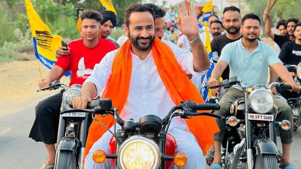 ਹਲਫਨਾਮੇ ਮੁਤਾਬਕ ਮੀਤ ਹੇਅਰ ਉਨ੍ਹਾਂ ਦੀ ਕੁੱਲ ਜਾਇਦਾਦ 3 ਕਰੋੜ 74 ਲੱਖ 16 ਹਜ਼ਾਰ 362 ਰੁਪਏ ਹੈ।. ਉਨ੍ਹਾਂ ਕੋਲ 2 ਕਰੋੜ 58 ਲੱਖ ਰੁਪਏ ਦੀ ਚੱਲ ਜਾਇਦਾਦ ਅਤੇ Rs 1 ਕਰੋੜ ਤੋਂ ਵੱਧ ਦੀ ਅਚੱਲ ਜਾਇਦਾਦ ਹੈ। ਉਨ੍ਹਾਂ ਕੋਲ ਸਕੋਰਪੀਓ ਮਾਡਲ 2015 ਹੈ...ਜਿਸਦੀ ਕੀਮਤ 7 ਲੱਖ ਅਤੇ Mercedes Benz CLA ਮਾਡਲ 2017 ਕੀਮਤ 37 ਲੱਖ ਰੁਪਏ ਹੈ।