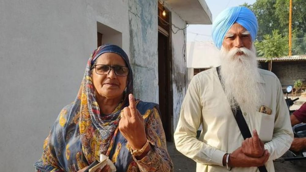 ਖਾਲਿਸਤਾਨੀ ਵੱਖਵਾਦੀ ਅੰਮ੍ਰਿਤਪਾਲ ਸਿੰਘ, ਦਾ ਜਨਮ 17 ਜਨਵਰੀ 1993 ਨੂੰ ਅੰਮ੍ਰਿਤਸਰ ਜ਼ਿਲ੍ਹੇ ਦੇ ਪਿੰਡ ਜੱਲੂਪੁਰ ਖੇੜਾ ਵਿੱਚ ਹੋਇਆ ਸੀ। ਉਹ ਇੱਕ ਸਵੈ-ਘੋਸ਼ਿਤ ਕੱਟੜਪੰਥੀ ਸਿੱਖ ਪ੍ਰਚਾਰਕ ਹਨ। ਉਨ੍ਹਾਂ ਦੇ ਪਰਿਵਾਰ ਵਿੱਚ ਉਨ੍ਹਾਂ ਦੀ ਮਾਤਾ ਬਲਵਿੰਦਰ ਕੌਰ, ਪਿਤਾ ਤਰਸੇਮ ਸਿੰਘ ਅਤੇ ਪਤਨੀ ਕਿਰਨਦੀਪ ਕੌਰ ਸ਼ਾਮਲ ਹਨ। 10ਵੀਂ ਤੱਕ ਪੜ੍ਹਾਈ ਕਰਨ ਤੋਂ ਬਾਅਦ ਅੰਮ੍ਰਿਤਪਾਲ ਨੇ 2009 ਵਿੱਚ ਪੌਲੀਟੈਕਨਿਕ ਵਿੱਚ ਦਾਖ਼ਲਾ ਲਿਆ ਪਰ ਕੋਰਸ ਪੂਰਾ ਕਰਨ ਤੋਂ ਪਹਿਲਾਂ ਹੀ ਪੜ੍ਹਾਈ ਛੱਡ ਦਿੱਤੀ ਸੀ ਅਤੇ ਵੱਖਵਾਦੀ ਗਤੀਵਿਧੀਆਂ ਵਿੱਚ ਸ਼ਾਮਲ ਹੋ ਗਏ। ਇਸ ਦੌਰਾਨ ਉਹ 2012 ਵਿੱਚ ਦੁਬਈ ਗਏ ਸੀ ਅਤੇ 20 ਸਾਲ ਉੱਥੇ ਰਹਿਣ ਤੋਂ ਬਾਅਦ ਦੋ ਸਾਲ ਪਹਿਲਾਂ ਪੰਜਾਬ ਆਏ ਸੀ। ਅੰਮ੍ਰਿਤਪਾਲ ਸਿੰਘ 'ਤੇ 2021 'ਚ ਕਿਸਾਨ ਅੰਦੋਲਨ ਦੌਰਾਨ ਗਣਤੰਤਰ ਦਿਵਸ ਮੌਕੇ ਦਿੱਲੀ ਦੇ ਲਾਲ ਕਿਲੇ 'ਤੇ ਹਮਲਾ ਕਰਨ ਵਾਲੇ ਕਿਸਾਨਾਂ ਦੇ ਸਮੂਹ ਦੀ ਅਗਵਾਈ ਕਰਨ ਦਾ ਦੋਸ਼ ਹੈ। ਇਸ ਮਾਮਲੇ ਵਿੱਚ ਉਨ੍ਹਾਂ ਨੂੰ ਦਿੱਲੀ ਪੁਲਿਸ ਨੇ ਗ੍ਰਿਫ਼ਤਾਰ ਵੀ ਕੀਤਾ ਸੀ। (Pic Credit: x,Instagram)