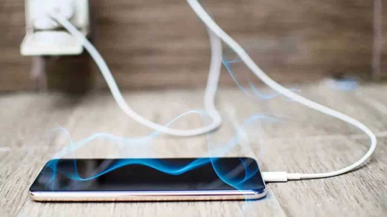 Mobile Slow Charging Problem: ਸਲੋਅ ਚਾਰਜ ਹੋ ਰਿਹਾ ਤੁਹਾਡਾ ਫ਼ੋਨ, ਸਮਝੋ ਕੀ ਹੈ ਕਾਰਨ ਅਤੇ ਕਿਵੇਂ ਹੋਵੇਗਾ ਹੱਲ?