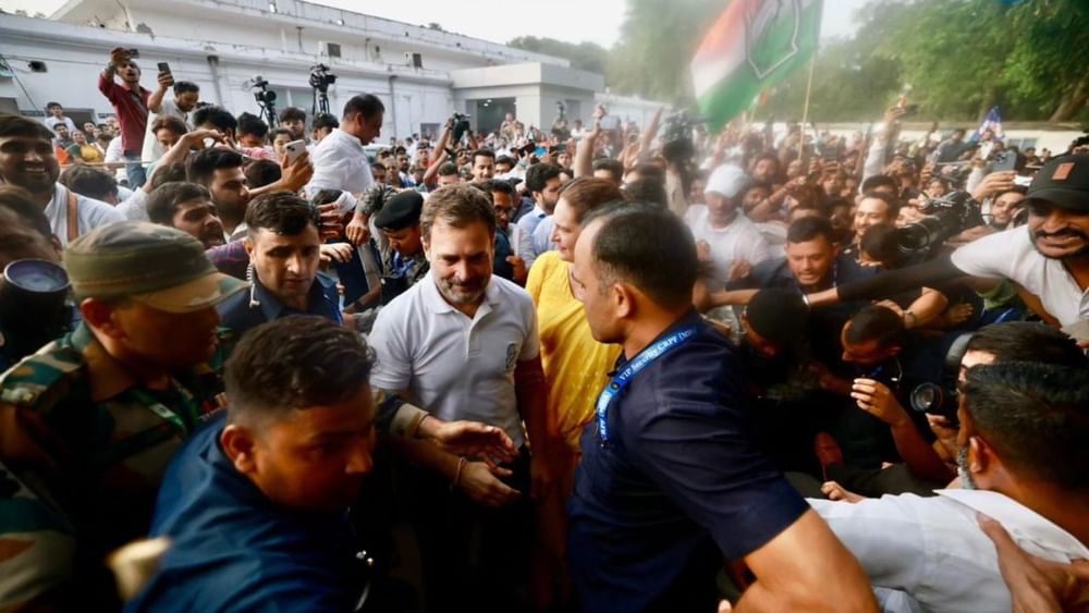 20 ਸਾਲਾਂ ਦੇ ਉਨ੍ਹਾਂ ਦੇ ਸਿਆਸੀ ਕਰੀਅਰ ਨੂੰ ਛੱਡ ਦਿੱਤਾ ਜਾਵੇ ਤਾਂ 33 ਸਾਲ ਰਾਹੁਲ ਨੇ ਗੁਮਨਾਮੀ ਵਿੱਚ ਬਿਤਾਏ ਹਨ। ਇਸ ਦੌਰਾਨ ਇਕ-ਦੋ ਮੌਕੇ ਅਜਿਹੇ ਸਨ ਜਦੋਂ ਰਾਹੁਲ ਦੀਆਂ ਤਸਵੀਰਾਂ ਜਨਤਕ ਹੋਈਆਂ ਸਨ। ਆਪਣੀ ਦਾਦੀ ਅਤੇ ਪਿਤਾ ਦੇ ਕਤਲ ਕਾਰਨ ਰਾਹੁਲ ਨੂੰ ਦੋ ਵਾਰ ਕਾਲਜ ਬਦਲਣਾ ਪਿਆ ਅਤੇ ਨਾਮ ਬਦਲ ਕੇ ਆਪਣੀ ਪੜ੍ਹਾਈ ਵੀ ਪੂਰੀ ਕਰਨੀ ਪਈ।