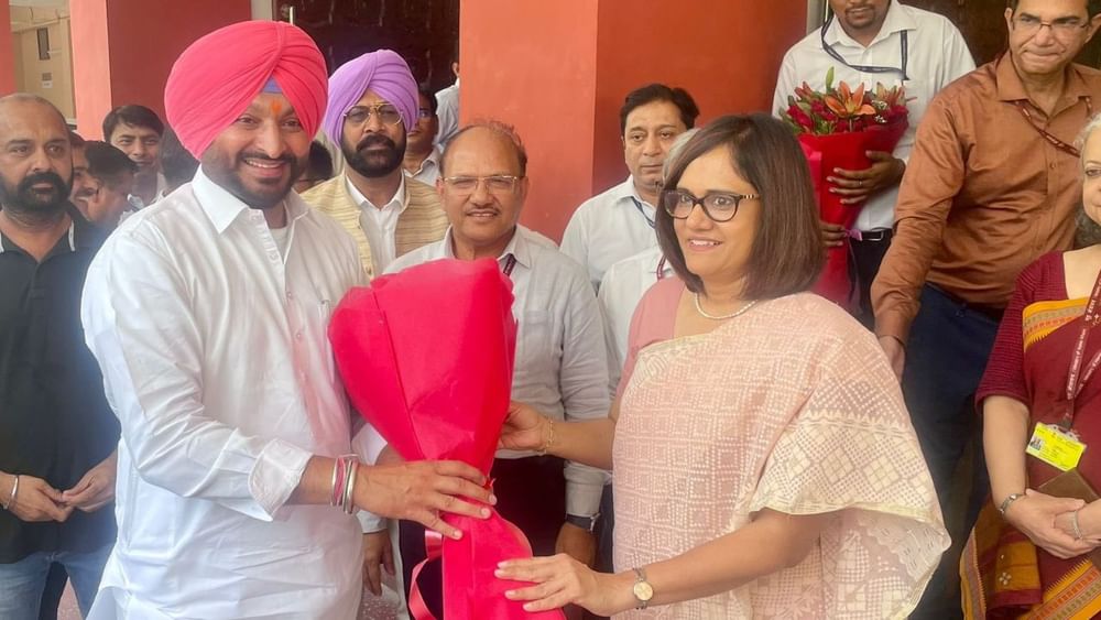 ਰਵਨੀਤ ਬਿੱਟੂ ਨੇ ਅੱਜ ਰੇਲ ਰਾਜ ਮੰਤਰੀ ਵਜੋਂ ਅਹੁਦਾ ਸੰਭਾਲ ਲਿਆ ਹੈ। ਇਸ ਦੌਰਾਨ ਰੇਲਵੇ ਬੋਰਡ ਦੇ ਚੇਅਰਮੈਨ ਅਤੇ ਸੀਈਓ ਅਤੇ ਹੋਰ ਸੀਨੀਅਰ ਅਧਿਕਾਰੀਆਂ ਅਤੇ ਰੇਲਵੇ ਕਰਮਚਾਰੀਆਂ ਵੱਲੋਂ ਰੇਲ ਭਵਨ ਵਿਖੇ ਉਨ੍ਹਾਂ ਦਾ ਸਵਾਗਤ ਕੀਤਾ ਗਿਆ।