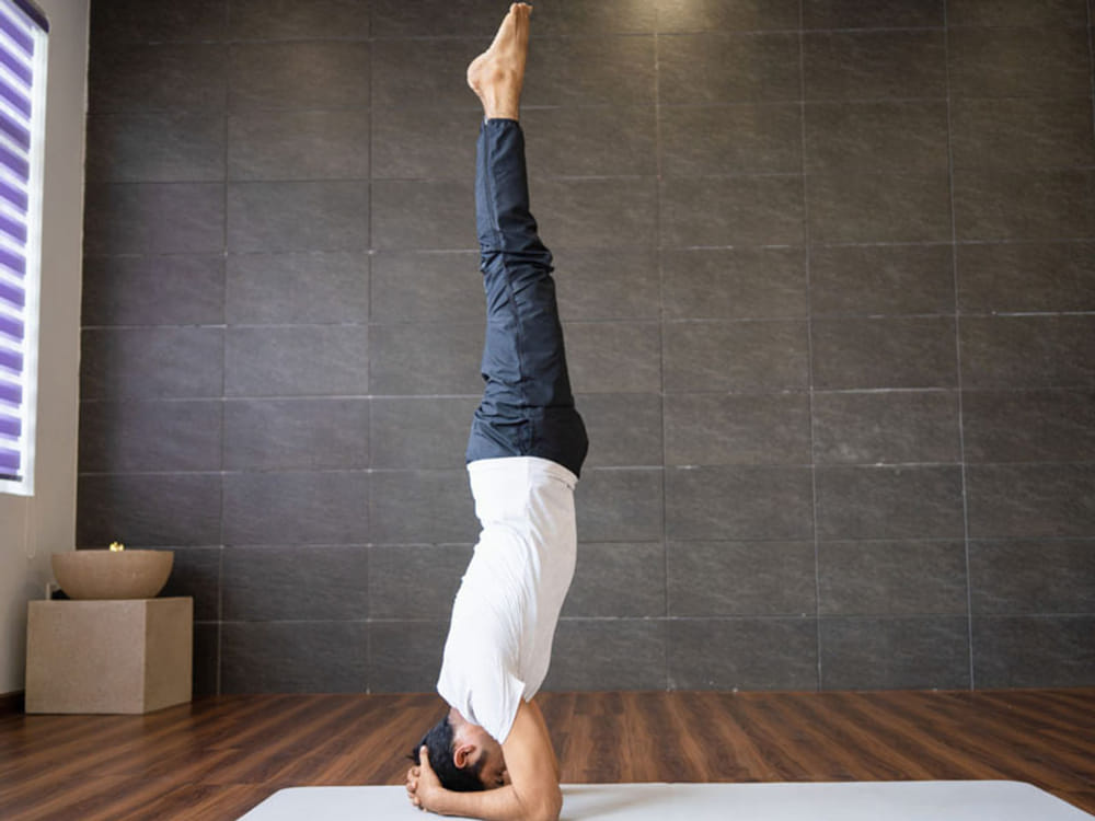 ਸ਼ਿਰਸ਼ਆਸਣ ਜਾਂ ਹੈੱਡਸਟੈਂਡ ਇਸ ਆਸਣ ਨੂੰ ਆਸਣਾਂ ਦਾ ਰਾਜਾ ਕਿਹਾ ਜਾਂਦਾ ਹੈ। ਇਸ ਨਾਲ ਸਕਾਲਪ ਵਿੱਚ ਖੂਨ ਸੰਚਾਰ ਵਧਾਉਣ ਨਾਲ ਵਾਲ ਝੜਨ ਦੀ ਸਮੱਸਿਆ ਦੂਰ ਹੁੰਦੀ ਹੈ ਅਤੇ ਵਾਲ ਵਧਦੇ ਹਨ।