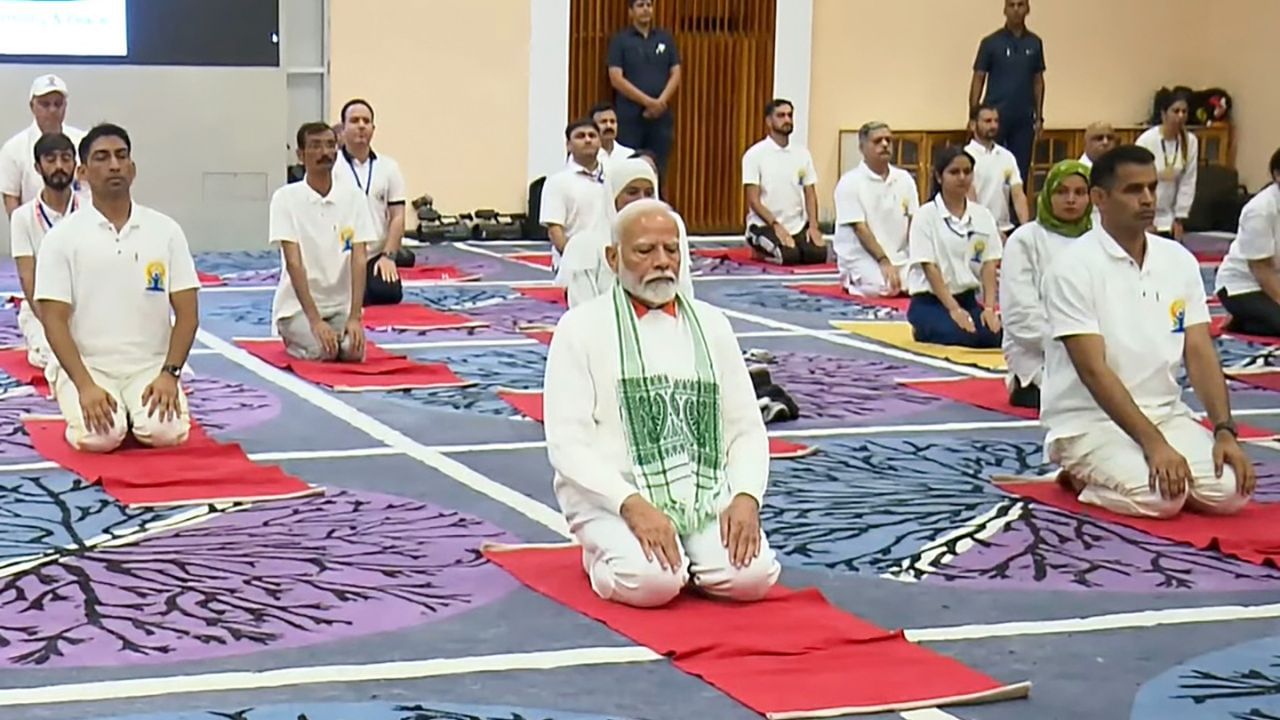 International Yoga Day Live: ਪੂਰੀ ਦੁਨੀਆ ਕਰ ਰਹੀ ਯੋਗ ‘ਤੇ ਰਿਸਰਚ, ਸ਼੍ਰੀਨਗਰ ‘ਚ ਬੋਲੇ PM ਮੋਦੀ International Yoga Day Live: ਪੂਰੀ ਦੁਨੀਆ ਕਰ ਰਹੀ ਯੋਗ ‘ਤੇ ਰਿਸਰਚ, ਸ਼੍ਰੀਨਗਰ ‘ਚ ਬੋਲੇ PM ਮੋਦੀ