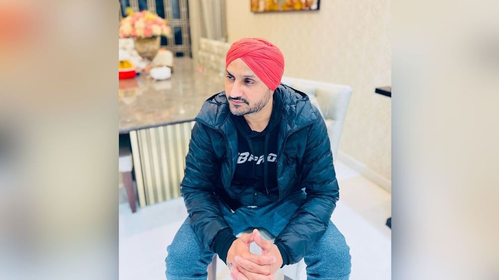 1998 'ਚ ਭਾਰਤੀ ਕ੍ਰਿਕਟ ਟੀਮ 'ਚ ਸ਼ਾਮਲ ਹੋਣ ਤੋਂ ਡੇਢ ਸਾਲ ਬਾਅਦ ਉਨ੍ਹਾਂ ਨੂੰ ਟੀਮ ਤੋਂ ਬਾਹਰ ਕਰ ਦਿੱਤਾ ਗਿਆ। ਇਸ ਕਾਰਨ ਹਰਭਜਨ ਸਿੰਘ ਦਾ ਕ੍ਰਿਕਟ ਤੋਂ ਮੋਹ ਭੰਗ ਹੋ ਗਿਆ ਸੀ। ਦਰਅਸਲ, ਸਾਲ 2000 ਵਿੱਚ ਉਨ੍ਹਾਂ ਦੇ ਪਿਤਾ ਦੀ ਮੌਤ ਹੋ ਗਈ ਸੀ। ਇਸ ਤੋਂ ਬਾਅਦ ਮਾਂ ਅਤੇ ਪੰਜ ਭੈਣਾਂ ਦੀ ਜ਼ਿੰਮੇਵਾਰੀ ਉਨ੍ਹਾਂ 'ਤੇ ਸੀ। ਹਰਭਜਨ ਸਿੰਘ ਨੂੰ ਆਪਣੀ ਮਾਂ ਅਤੇ ਪੰਜ ਭੈਣਾਂ ਦਾ ਸਾਥ ਦੇਣਾ ਪਿਆ ਅਤੇ ਨਾ ਤਾਂ ਉਸ ਸਮੇਂ ਉਨ੍ਹਾਂ ਕੋਲ ਕੋਈ ਨੌਕਰੀ ਸੀ ਅਤੇ ਨਾ ਹੀ ਟੀਮ ਇੰਡੀਆ ਵਿੱਚ ਜਗ੍ਹਾ ਮਿਲ ਰਹੀ ਸੀ।