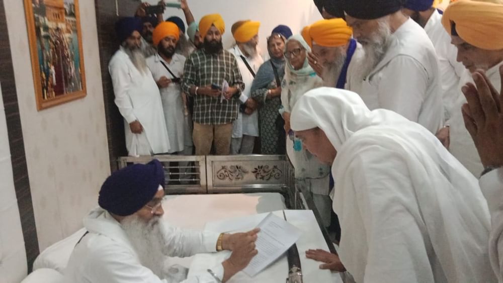 ਅਕਾਲੀ ਦਲ ਦਾ ਬਾਗੀ ਧੜਾ ਸੋਮਵਾਰ ਨੂੰ ਅੰਮ੍ਰਿਤਸਰ ਸਥਿਤ ਸ੍ਰੀ ਅਕਾਲ ਤਖ਼ਤ ਸਾਹਿਬ ਪਹੁੰਚਿਆ। ਉਹ ਸ੍ਰੀ ਅਕਾਲ ਤਖ਼ਤ ਸਾਹਿਬ ‘ਤੇ ਪੇਸ਼ ਹੋਏ ਅਤੇ ਮੁਆਫ਼ੀ ਮੰਗ ਲਈ। ਜਿਸ ‘ਚ 4 ਨੁਕਤਿਆਂ ‘ਤੇ ਮੁਆਫੀ ਮੰਗੀ ਗਈ ਹੈ। ਜਿਸ ਵਿੱਚ ਡੇਰਾ ਸੱਚਾ ਸੌਦਾ ਮੁਖੀ ਰਾਮ ਰਹੀਮ ਨੂੰ ਮੁਆਫੀ ਦੇਣ ਨੂੰ ਗਲਤੀ ਮੰਨਿਆ ਗਿਆ ਹੈ। 2015 ਵਿੱਚ ਫਰੀਦਕੋਟ ਦੇ ਬਰਗਾੜੀ ਵਿੱਚ ਹੋਈ ਬੇਅਦਬੀ ਦੀ ਘਟਨਾ ਦੀ ਸਹੀ ਢੰਗ ਨਾਲ ਜਾਂਚ ਨਾ ਕਰਨ ਲਈ ਮੁਆਫੀ ਵੀ ਮੰਗੀ ਗਈ ਹੈ। ਆਈਪੀਐਸ ਅਧਿਕਾਰੀ ਸੁਮੇਧ ਸੈਣੀ ਨੂੰ ਡੀਜੀਪੀ ਬਣਾਉਣਾ ਅਤੇ ਮੁਹੰਮਦ ਇਜ਼ਹਾਰ ਆਲਮ ਦੀ ਪਤਨੀ ਨੂੰ ਟਿਕਟ ਦੇਣਾ ਵੀ ਗਲਤੀ ਮੰਨਿਆ ਗਿਆ ਹੈ। ( Pic Credit: Social Media)