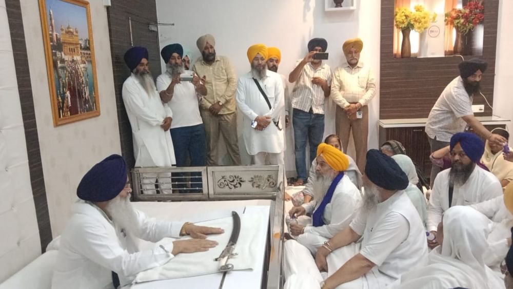 ਅਕਾਲ ਤਖ਼ਤ ‘ਤੇ ਪੇਸ਼ ਹੋਣ ਤੋਂ ਬਾਅਦ ਬਾਗੀ ਧੜੇ ਦੇ ਆਗੂ ਪ੍ਰੇਮ ਸਿੰਘ ਚੰਦੂਮਾਜਰਾ ਨੇ ਕਿਹਾ- ਅੱਜ ਅਸੀਂ ਸਿਰਫ਼ ਆਪਣੀ ਹਾਜ਼ਰੀ ਲਗਵਾਉਣ ਅਤੇ ਮੁਆਫ਼ੀ ਮੰਗਣ ਆਏ ਹਾਂ। ਪਾਰਟੀ ਵੱਲੋਂ ਕੀਤੀਆਂ ਗਈਆਂ ਗਲਤੀਆਂ ਲਈ ਉਹ ਲਿਖਤੀ ਰੂਪ ਵਿੱਚ ਮੁਆਫੀ ਮੰਗਣ ਆਏ ਹਨ। ਜੋ ਵੀ ਅਕਾਲੀ ਦਲ ਨੂੰ ਮਜ਼ਬੂਤ ਕਰਨ ਲਈ ਕੰਮ ਕਰ ਸਕਦਾ ਹੈ, ਉਸ ਤੱਕ ਪਹੁੰਚ ਕੀਤੀ ਗਈ ਹੈ। ( Pic Credit: Social Media)