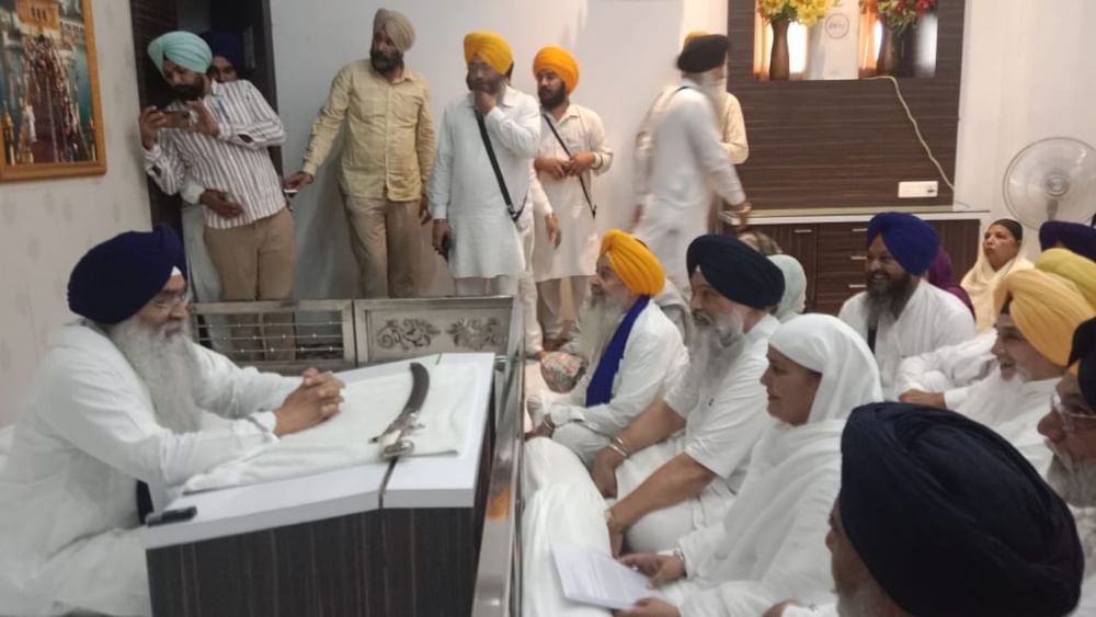 ਸ੍ਰੀ ਅਕਾਲ ਤਖ਼ਤ ਸਾਹਿਬ ਤੋਂ ਮੁਆਫ਼ੀ ਮੰਗਣਾ ਅਤੇ ਪਾਰਟੀ ਨੂੰ ਮਜ਼ਬੂਤ ਕਰਨ ਲਈ ਗੁਰੂ ਸਾਹਿਬ ਅੱਗੇ ਅਰਦਾਸ ਕਰਨੀ ਬਗਾਵਤ ਨਹੀਂ ਹੈ। ਸੁਖਬੀਰ ਬਾਦਲ ਵੱਲੋਂ ਅਕਾਲ ਤਖ਼ਤ ਸਾਹਿਬ ‘ਤੇ ਮਾਫੀ ਮੰਗਣ ਆਉਣ ‘ਤੇ ਚੰਦੂਮਾਜਰਾ ਨੇ ਕਿਹਾ ਕਿ ਉਹ ਆਪਣੀਆਂ ਗਲਤੀਆਂ ਦੀ ਮੁਆਫੀ ਮੰਗਣ ਆਏ ਹਨ। ( Pic Credit: Social Media)
