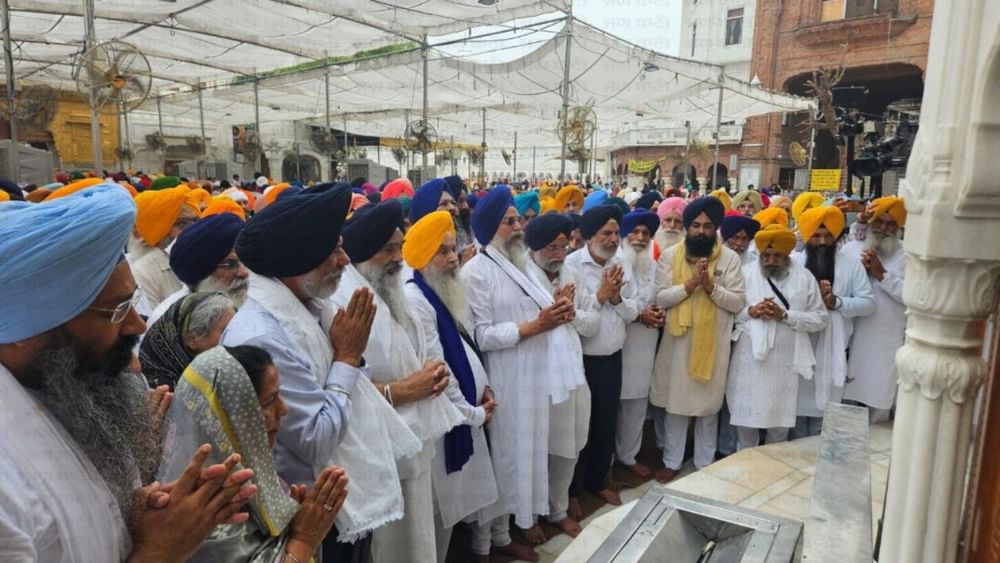 ਇਹ ਧੜੇ ਝੂੰਦਾਂ ਕਮੇਟੀ ‘ਤੇ ਵਿਚਾਰ ਕਰਨ ਲਈ ਲਗਾਤਾਰ ਦਬਾਅ ਪਾ ਰਹੇ ਹਨ, ਇਸ ਨੂੰ 2022 ‘ਚ ਲਾਗੂ ਕਰਨ ਦੀ ਮੰਗ ਵੀ ਉਠਾਈ ਗਈ। ਹਾਲਾਂਕਿ ਪਾਰਟੀ ਪ੍ਰਧਾਨ ਨੂੰ ਬਦਲਣ ਦੀ ਕੋਈ ਤਜਵੀਜ਼ ਨਹੀਂ ਹੈ, ਪਰ ਲਿਖਿਆ ਹੈ ਕਿ 10 ਸਾਲ ਬਾਅਦ ਪਾਰਟੀ ਪ੍ਰਧਾਨ ਨਹੀਂ ਬਦਲਿਆ ਜਾਵੇਗਾ। ( Pic Credit: Social Media)
