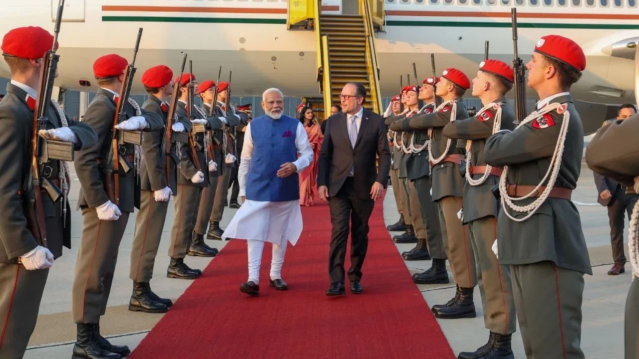 PM Modi In Austria: ਰੂਸ ਤੋਂ ਬਾਅਦ PM ਮੋਦੀ ਪਹੁੰਚੇ Austria, ਇਹ ਹੈ ਪੂਰਾ ਸ਼ਡਿਊਲ PM Modi In Austria: ਰੂਸ ਤੋਂ ਬਾਅਦ PM ਮੋਦੀ ਪਹੁੰਚੇ Austria, ਇਹ ਹੈ ਪੂਰਾ ਸ਼ਡਿਊਲ