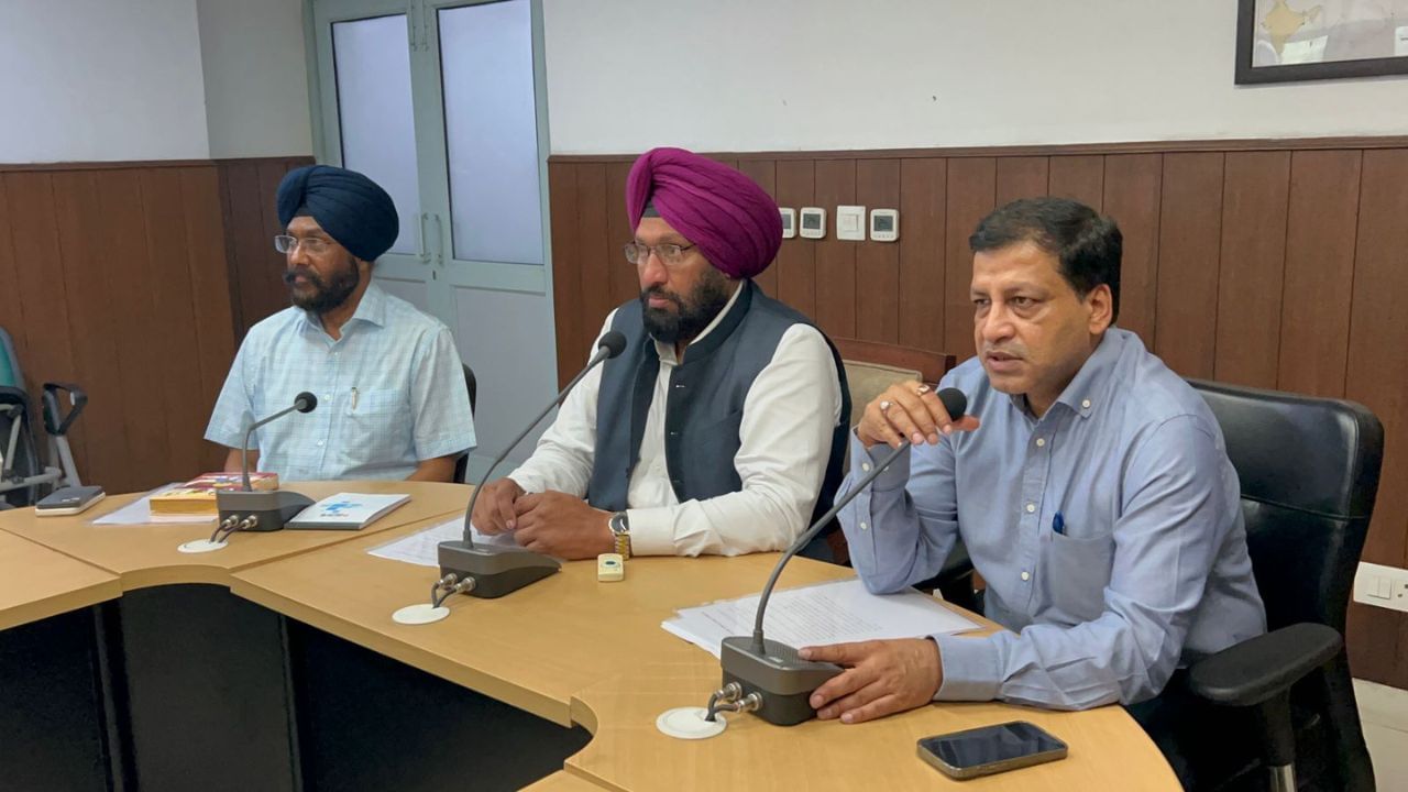 ਸਥਾਨਕ ਸਰਕਾਰਾਂ ਮੰਤਰੀ ਬਲਕਾਰ ਸਿੰਘ ਵੱਲੋਂ ਮਾਨਸੂਨ ਸੀਜ਼ਨ ਦੌਰਾਨ ਆਉਣ ਵਾਲੀਆਂ ਸਮੱਸਿਆਵਾਂ ਨੂੰ ਨਜਿੱਠਣ ਲਈ ਅਧਿਕਾਰੀਆਂ ਨਾਲ ਵੀਡੀਓ ਕਾਨਫਰੰਸ ਰਾਹੀਂ ਮੀਟਿੰਗ ਸਥਾਨਕ ਸਰਕਾਰਾਂ ਮੰਤਰੀ ਬਲਕਾਰ ਸਿੰਘ ਵੱਲੋਂ ਮਾਨਸੂਨ ਸੀਜ਼ਨ ਦੌਰਾਨ ਆਉਣ ਵਾਲੀਆਂ ਸਮੱਸਿਆਵਾਂ ਨੂੰ ਨਜਿੱਠਣ ਲਈ ਅਧਿਕਾਰੀਆਂ ਨਾਲ ਵੀਡੀਓ ਕਾਨਫਰੰਸ ਰਾਹੀਂ ਮੀਟਿੰਗ