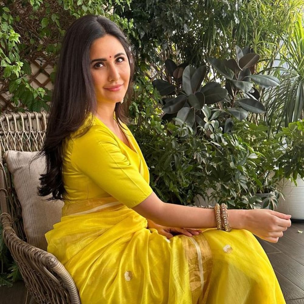 ਤਿਉਹਾਰਾਂ 'ਤੇ ਬ੍ਰਾਈਟ ਕਲਰ ਦੇ ਕੱਪੜੇ ਵੀ ਕਾਫੀ ਚੰਗੇ ਲੱਗਦੇ ਹਨ। ਬ੍ਰਾਈਟ ਵਿੱਚ ਪੀਲੇ ਰੰਗ ਦੀ ਚੋਣ ਕਰ ਸਕਦੇ ਹੋ। ਕੈਟ ਦੀ ਤਰ੍ਹਾਂ, ਤੁਸੀਂ ਸਟਾਈਲਿਸ਼ ਬਲਾਊਜ਼ ਦੇ ਨਾਲ ਇੱਕ ਸਧਾਰਨ ਸਾੜੀ ਪਹਿਨ ਕੇ ਇੱਕ ਸ਼ਾਨਦਾਰ ਲੁੱਕ ਪ੍ਰਾਪਤ ਕਰ ਸਕਦੇ ਹੋ। ਤੁਹਾਨੂੰ ਦੱਸ ਦੇਈਏ ਕਿ V ਸ਼ੇਪ ਬਲਾਊਜ਼ ਨੇਕ ਇਨ੍ਹੀਂ ਦਿਨੀਂ ਕਾਫੀ ਟ੍ਰੈਂਡ 'ਚ ਹੈ।
