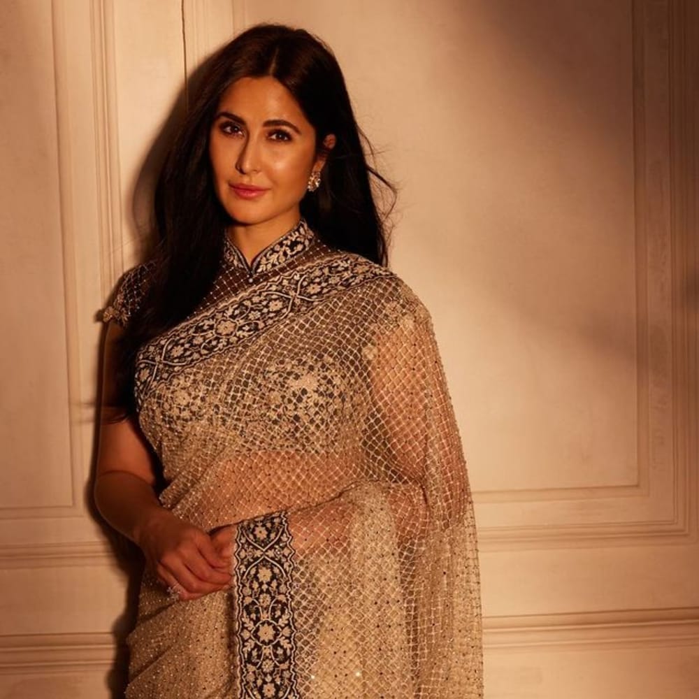 Raksha Bandhan Special: ਰੱਖੜੀ ਦਾ ਤਿਉਹਾਰ ਆਉਣ ਵਾਲਾ ਹੈ। ਤੁਹਾਨੂੰ ਦੱਸ ਦੇਈਏ ਕਿ ਭੈਣ-ਭਰਾ ਦਾ ਇਹ ਪਵਿੱਤਰ ਤਿਉਹਾਰ 19 ਅਗਸਤ ਨੂੰ ਮਨਾਇਆ ਜਾਵੇਗਾ। ਰੱਖੜੀ ਦੇ ਮੌਕੇ 'ਤੇ ਹਰ ਭੈਣ ਖਾਸ ਦਿਖਣਾ ਚਾਹੁੰਦੀ ਹੈ। ਅਜਿਹੇ 'ਚ ਜੇਕਰ ਤੁਸੀਂ ਰਾਖੀ 'ਤੇ ਕੁਝ ਸਟਾਈਲਿਸ਼ ਕੈਰੀ ਕਰਨਾ ਚਾਹੁੰਦੇ ਹੋ ਤਾਂ ਤੁਸੀਂ ਕੈਟਰੀਨਾ ਕੈਫ ਦੇ ਰਵਾਇਤੀ ਲੁੱਕ ਤੋਂ ਪ੍ਰੇਰਿਤ ਹੋ ਸਕਦੇ ਹੋ।