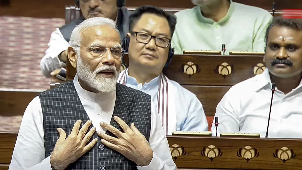 ਰਾਜ ਸਭਾ ‘ਚ PM ਮੋਦੀ ਦੀ ਕਿਹੜੀ ਟਿੱਪਣੀ ਤੋਂ ਭੜਕ ਗਏ ਵਿਰੋਧੀ, ਹੰਗਾਮੇ ਤੋਂ ਬਾਅਦ ਕੀਤਾ ਵਾਕਆਊਟ ਰਾਜ ਸਭਾ ‘ਚ PM ਮੋਦੀ ਦੀ ਕਿਹੜੀ ਟਿੱਪਣੀ ਤੋਂ ਭੜਕ ਗਏ ਵਿਰੋਧੀ, ਹੰਗਾਮੇ ਤੋਂ ਬਾਅਦ ਕੀਤਾ ਵਾਕਆਊਟ