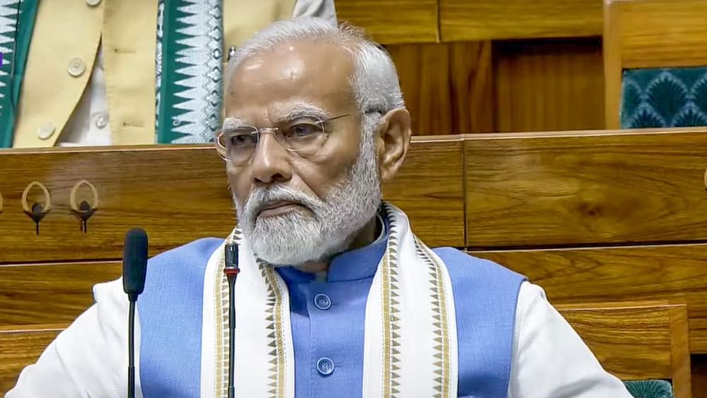 ਪੀਐਮ ਮੋਦੀ ਨੇ ਲੋਕ ਸਭਾ ਵਿੱਚ ਕਿਹਾ ਕਿ ਕੱਲ੍ਹ ਸਦਨ ਵਿੱਚ ਬਾਲ ਬੁੱਧੀ ਦਾ ਵਿਰਲਾਪ ਦੇਖਣ ਨੂੰ ਮਿਲਿਆ। ਕੱਲ੍ਹ ਸਦਨ ਵਿੱਚ ਬਚਕਾਨਾ ਵਿਹਾਰ ਦੇਖਿਆ ਗਿਆ। ਡਰਾਮੇ ਕਰਨ ਵਾਲੇ ਲੋਕ ਜ਼ਮਾਨਤ ‘ਤੇ ਹਨ। ਓ.ਬੀ.ਸੀ. ਨੂੰ ਚੋਰ ਕਹਿਣ ਦੀ ਸਜ਼ਾ ਪਾ ਚੁੱਕੇ ਹਨ। ਹਜ਼ਾਰਾਂ ਕਰੋੜ ਰੁਪਏ ਦੇ ਗਬਨ ਦਾ ਮਾਮਲਾ ਚੱਲ ਰਿਹਾ ਹੈ। ਬਾਲਕ ਬੁੱਧੀ ਵਿੱਚ ਨਾ ਬੋਲਣ ਦਾ ਠਿਕਾਣਾ ਹੁੰਦਾ ਹੈ ਅਤੇ ਨਾ ਹੀ ਵਿਹਾਰ ਦਾ ਕੋਈ ਠਿਕਾਣਾ ਹੈ। ਅਤੇ ਬਾਲਕ ਬੁੱਧੀ ਸਦਨ ਵਿੱਚ ਵਿੱਚ ਗਲੇ ਪੈ ਜਾਂਦੇ ਹਨ। ਬਾਲਕ ਬੁੱਧੀ ਸਦਨ ਵਿੱਚ ਅੱਖਾਂ ਮਾਰਦੇ ਹਨ। ਉਨ੍ਹਾਂ ਅੱਗੇ ਕਿਹਾ ਕਿ ਕਾਂਗਰਸ ਦੇ ਮੂੰਹ ‘ਤੇ ਝੂਠ ਦਾ ਲਹੂ ਲੱਗ ਚੁੱਕਾ ਹੈ। ( Pic Credit: PTI)