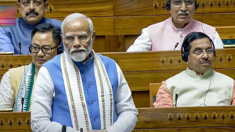 ਪੀਐਮ ਮੋਦੀ ਨੇ ਆਪਣੇ ਸੰਬੋਧਨ ਵਿੱਚ ਰਾਹੁਲ ਗਾਂਧੀ ਦਾ ਨਾਮ ਲਏ ਬਿਨਾਂ ਸ਼ੋਲੇ ਫਿਲਮ ਦੀ ਮੌਸੀ ਦਾ ਜ਼ਿਕਰ ਕੀਤਾ। ਉਨ੍ਹਾਂ ਕਿਹਾ ਕਿ ਕਾਂਗਰਸ ਨੇ ਆਪਣੀ ਬਿਆਨਬਾਜ਼ੀ ਵਿੱਚ ਤਾਂ ਸ਼ੋਲੇ ਫਿਲਮ ਨੂੰ ਪਿੱਛੇ ਛੱਡ ਦਿੱਤਾ ਹੈ। ਕਾਂਗਰਸ ਨੂੰ 13 ਰਾਜਾਂ ਵਿੱਚ 0 ਮਿਲੀ ਹੈ ਪਰ ਫਿਰ ਵੀ ਹੀਰੋ। ਪਾਪਾ ਦੀ ਲੁਟਿਆ ਡੁਬੋਈ ਫਿਰ ਵੀ ਹੀਰੋ। ਕਾਂਗਰਸ ਨੇ ਹਾਰ ਦਾ ਰਿਕਾਰਡ ਬਣਾਇਆ ਹੈ। 2024 ਤੋਂ ਕਾਂਗਰਸ ਪਰਜੀਵੀ ਪਾਰਟੀ ਵਜੋਂ ਜਾਣੀ ਜਾਵੇਗੀ। ਪਰਜੀਵੀ ਜਿਸ ਨਾਲ ਜਾਂਦਾ ਹੈ, ਉਸੇ ਨੂੰ ਹੀ ਖਾ ਜਾਂਦਾ ਹੈ। ( Pic Credit: PTI)